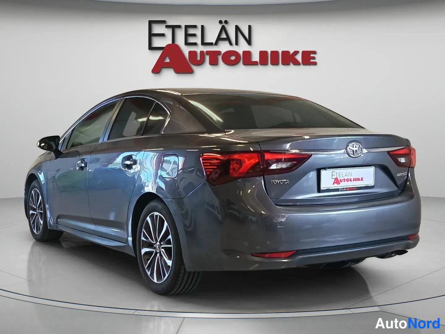 Harmaa Toyota Avensis 2016, takaviisto, kuva 5