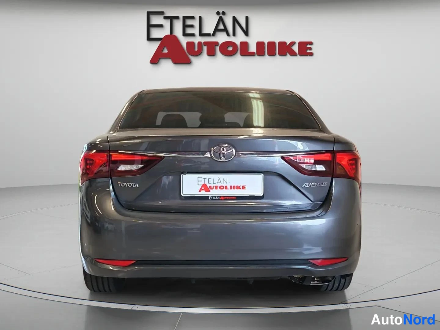 Harmaa Toyota Avensis 2016, takaa, kuva 7