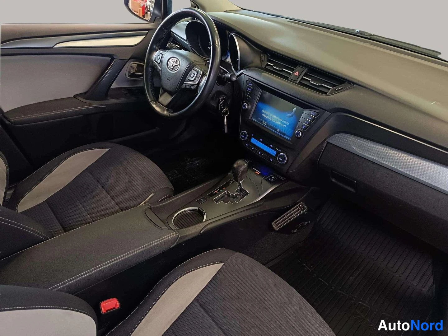 Harmaa Toyota Avensis 2016, kuva 23
