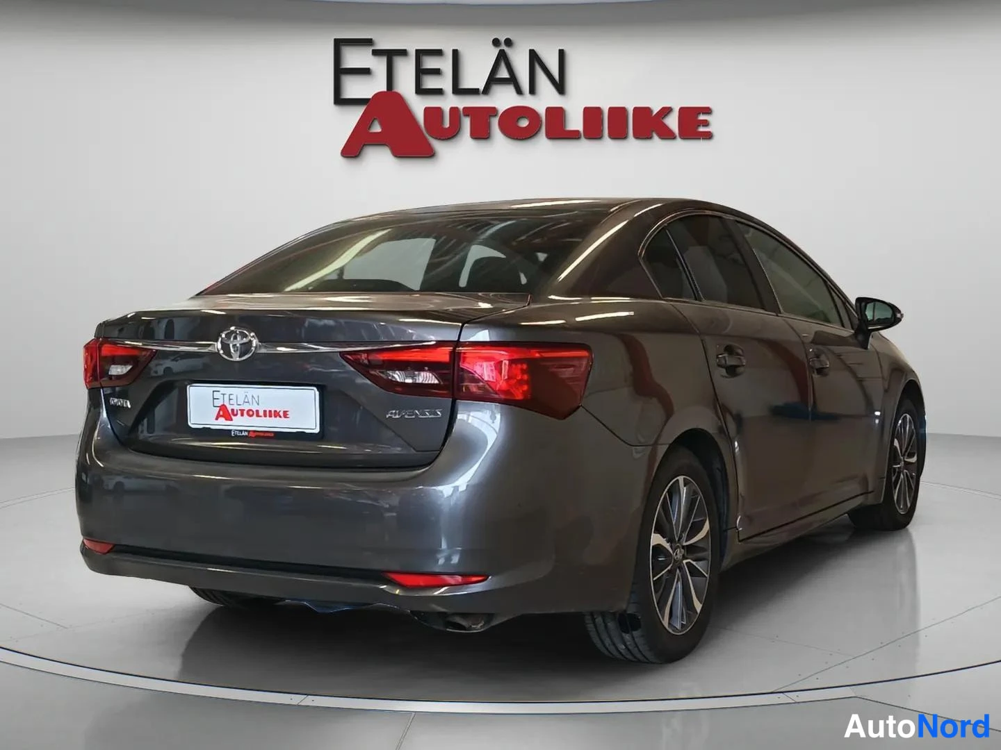 Harmaa Toyota Avensis 2016, takaviisto, kuva 6