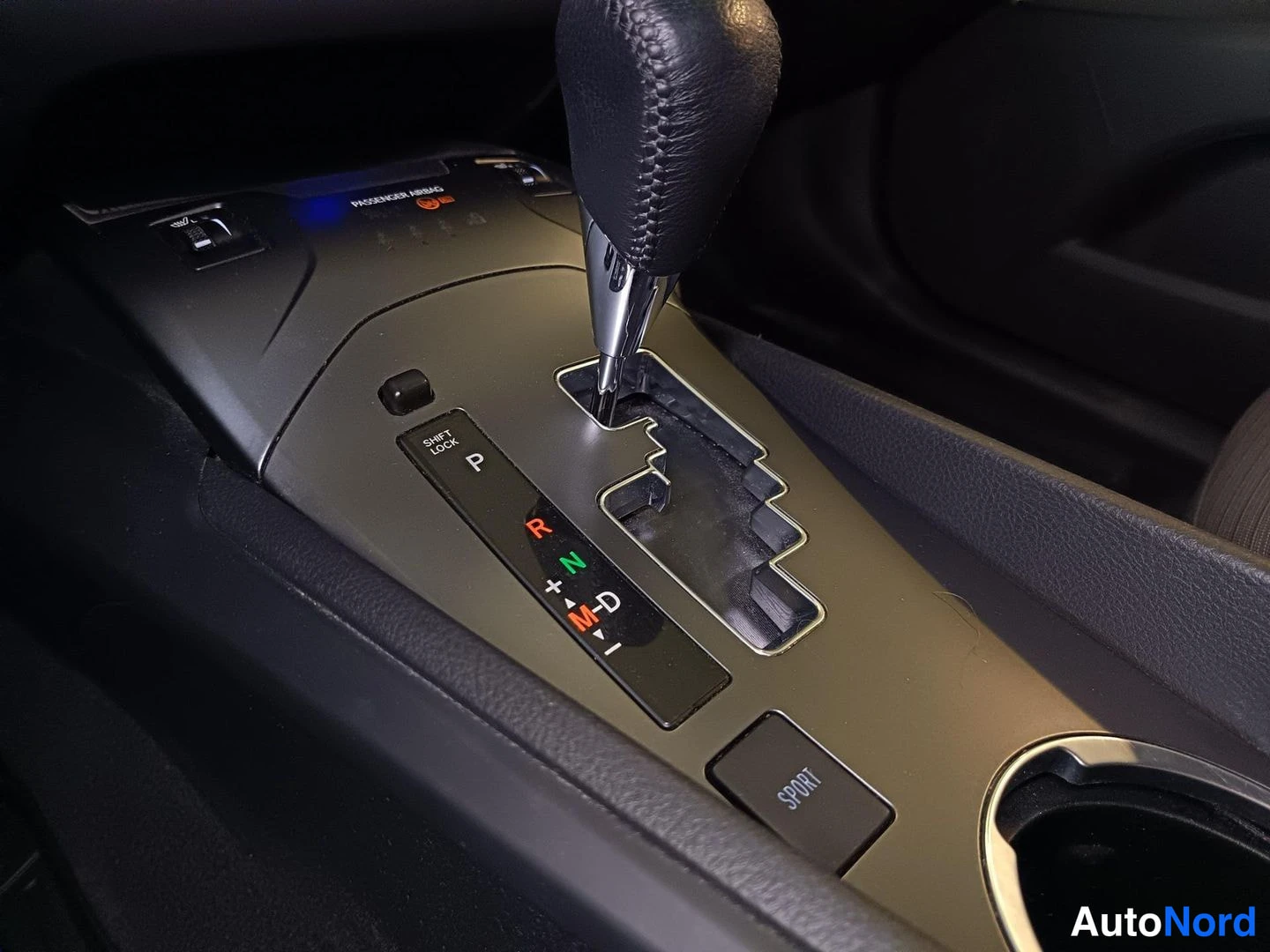 Harmaa Toyota Avensis 2016, yksityiskohta, kuva 13