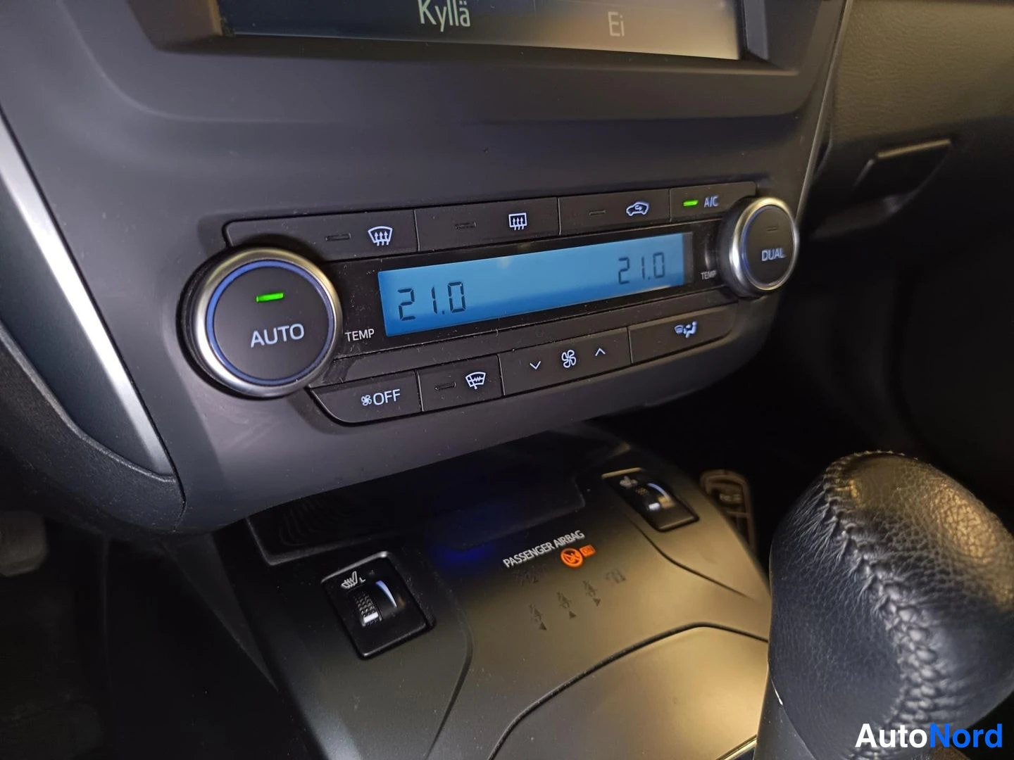 Harmaa Toyota Avensis 2016, yksityiskohta, kuva 14