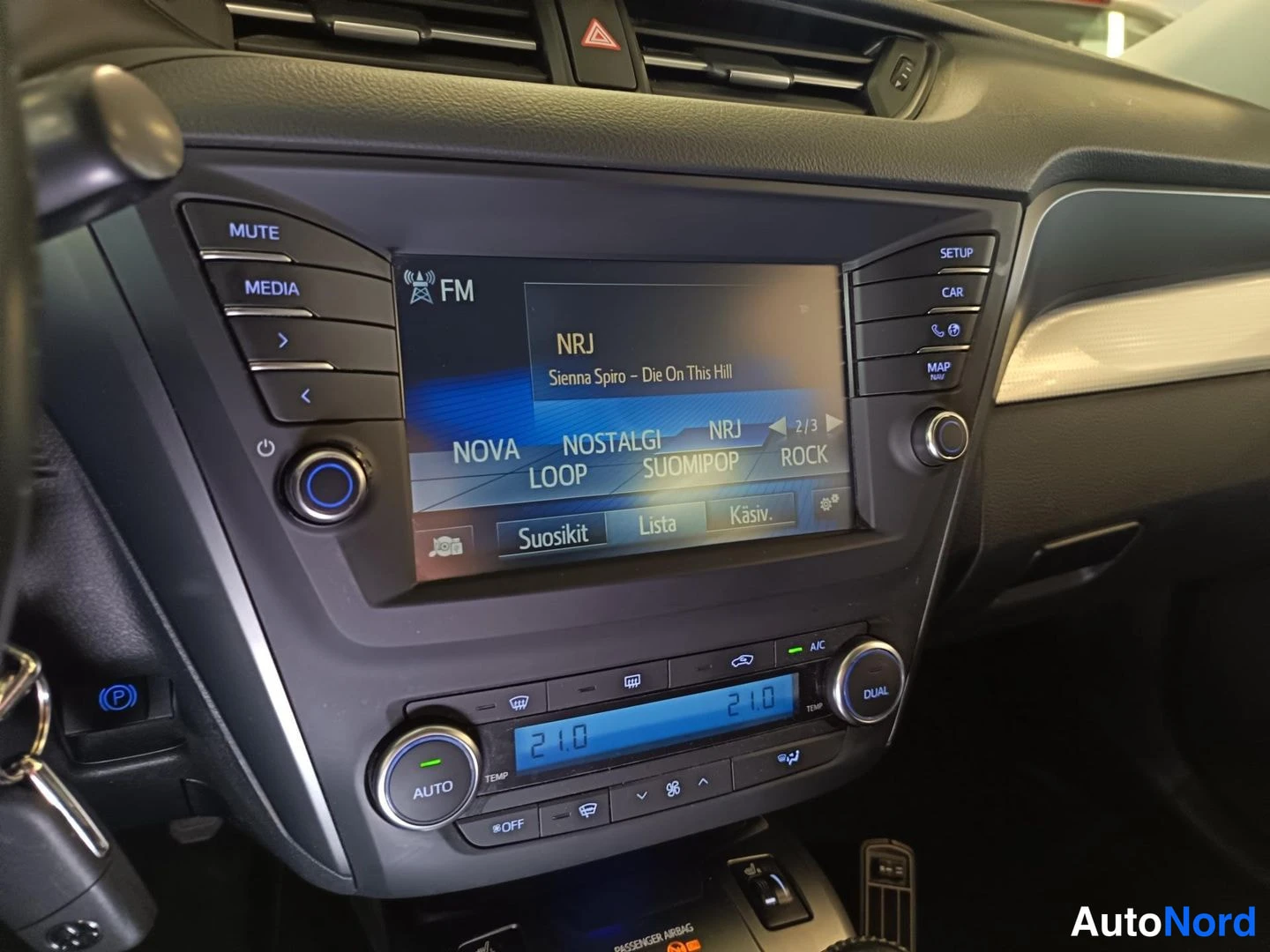 Harmaa Toyota Avensis 2016, ohjaamo, kuva 9