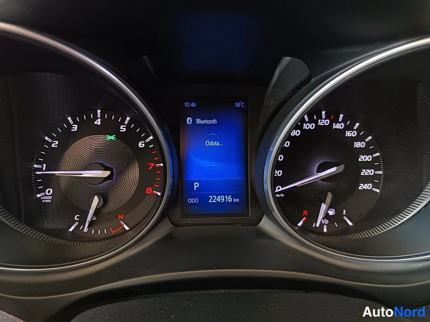 Harmaa Toyota Avensis 2016, ohjaamo, kuva 10
