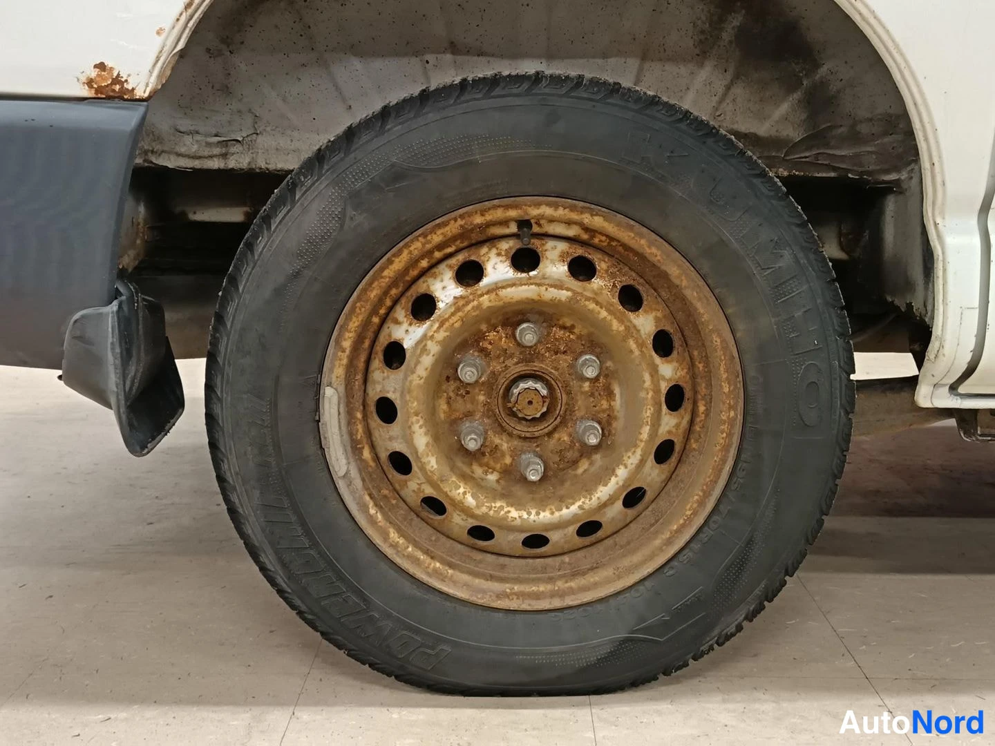 Sivulta: Kumho Power Grip -rengas, jossa on ruostunut vanteen keskiosa