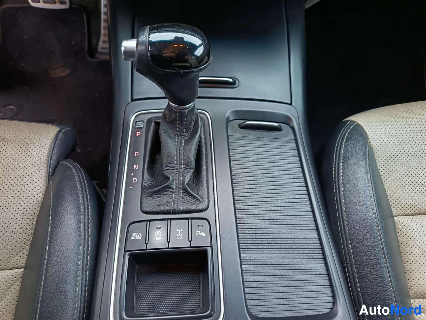 Muu: Automaattivaihteiston valitsin P-, R-, N- ja D-asemilla, konsolissa DRIVE MODE-, OFF-, LOCK- ja P-painikkeet, molemmin puolin kellanruskeat nahkapintaiset istui