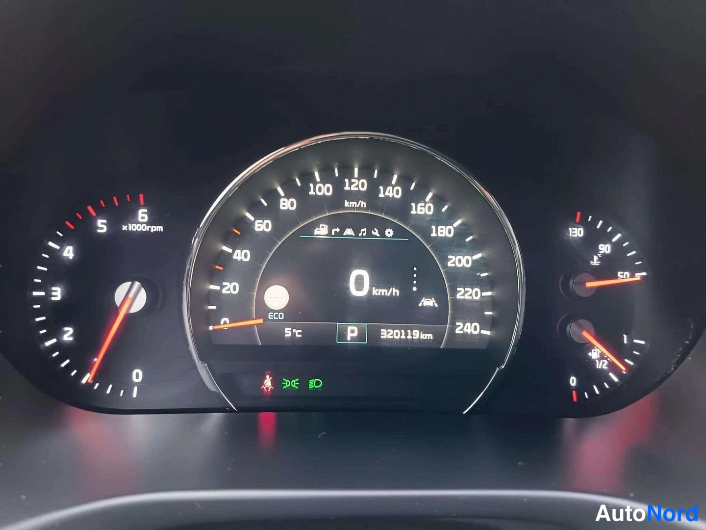 Sivulta: Auton mittaristö: nopeusmittari asteikolla 0–240 km/h, näyttö 0 km/h, vaihde P, lukema 320119 km ja lämpötila 5 °C.