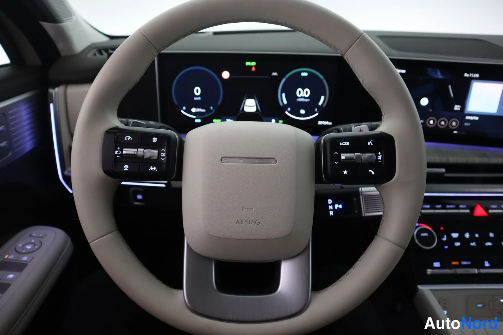 Muu: Ohjauspyörä ja kojelauta: beige ohjauspyörä AIRBAG-tekstillä, monitoiminapit ja digitaalinen mittaristo.
