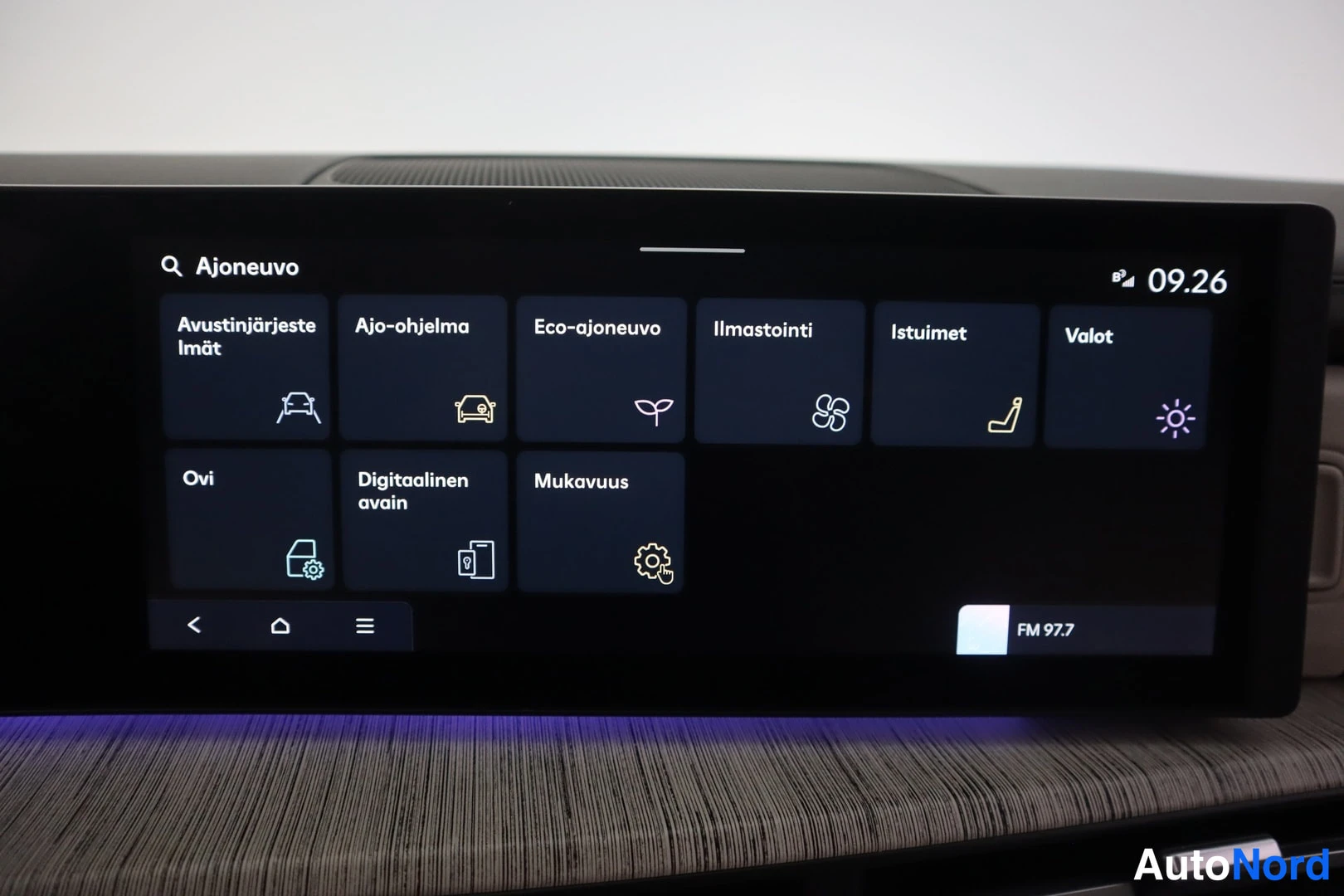 Yksityiskohta: Auton infotainment-näytön Ajoneuvo-asetussivu, jossa ruudut Avustinjärjestelmät, Ajo-ohjelma, Eco-ajoneuvo, Ilmastointi, Istuimet, Valot, Ovi, Digitaalinen avai