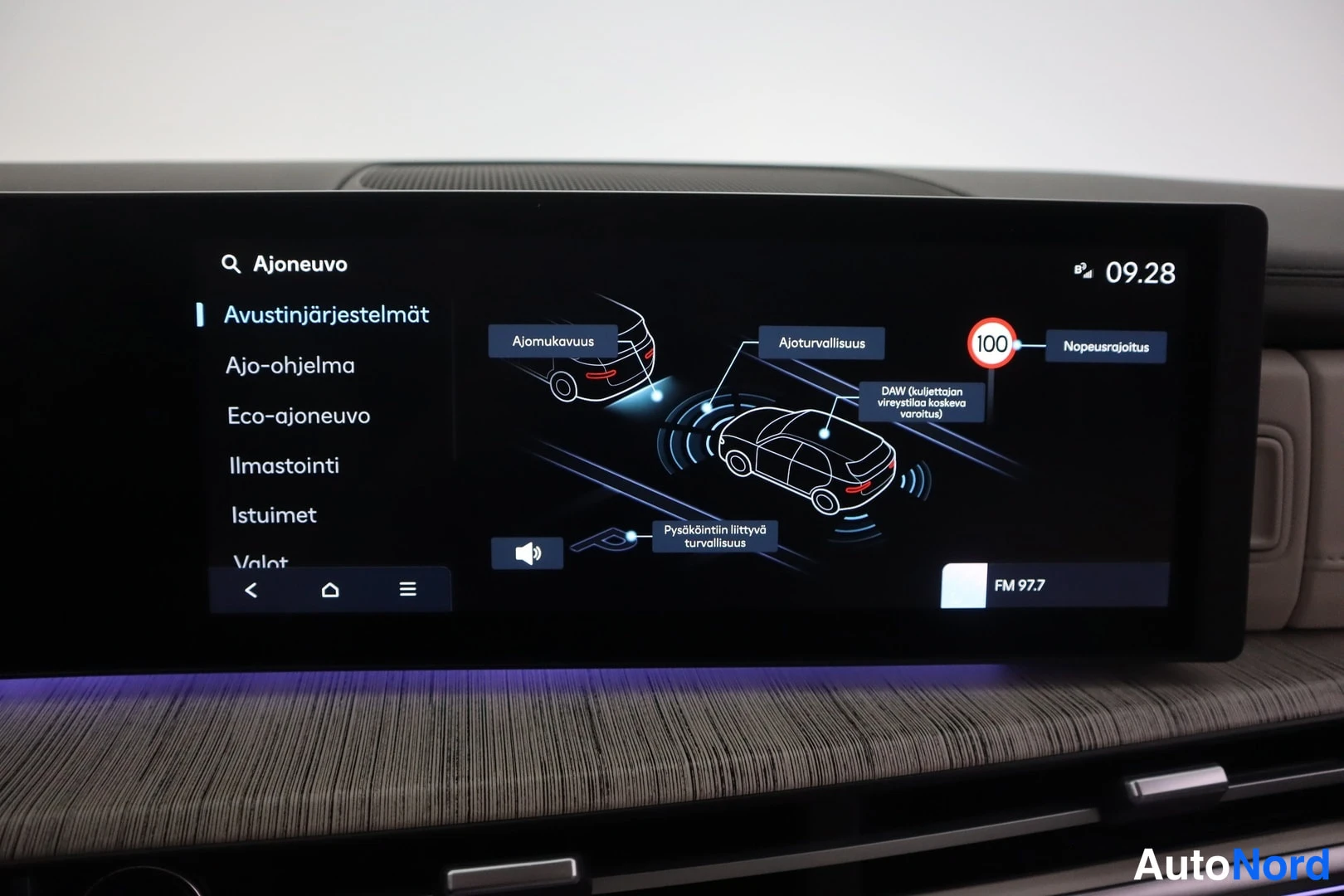 Muu: Infotainment-näytön Ajoneuvo-valikon Avustinjärjestelmät-sivu, jossa kuvataan kuljettajaa auttavat järjestelmät kuten Ajomukavuus, Ajoturvallisuus, Nopeusrajoit