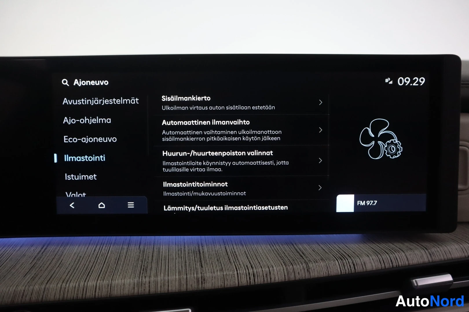 Yksityiskohta: Infotainment-näytön Ilmastointi-valikko, jossa asetuksia sisäilman kierrosta, automaattisesta ilmanvaihdosta ja lämmityksestä.