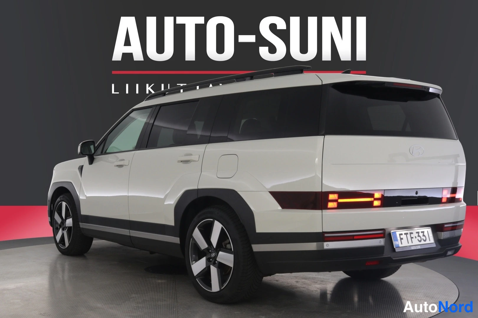 Takaviisto: Hyundai Santa Fe 2025 beige takaa oikealta kolmivartalokulmasta, rekisteritunnus.