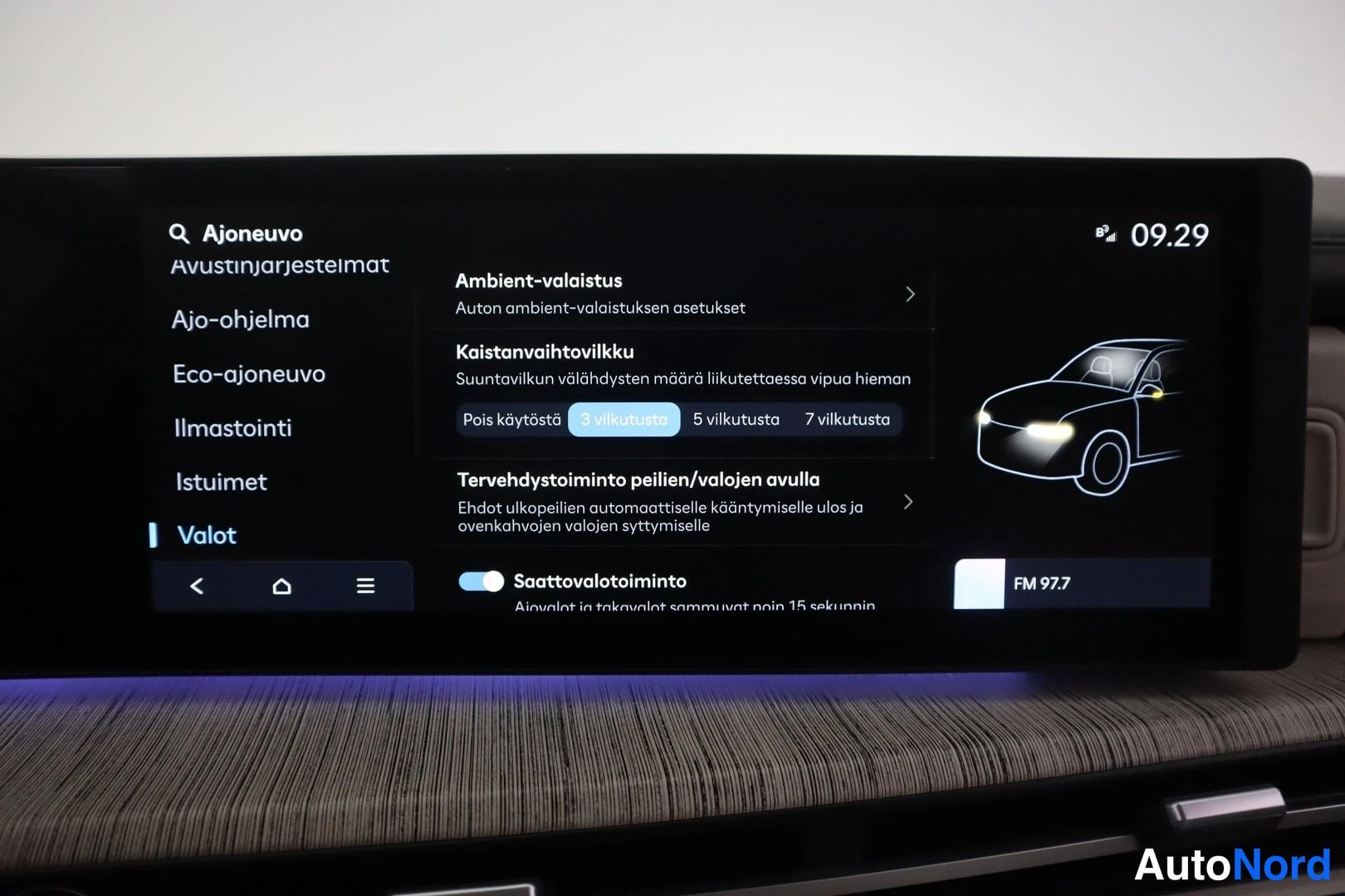 Yksityiskohta: Infotainment-näytön Valot-valikko, jossa asetuksia ambient-valaistukseen, suuntavilkun välähdyksiin ja tervetystoimintoon peilien/valojen avulla.