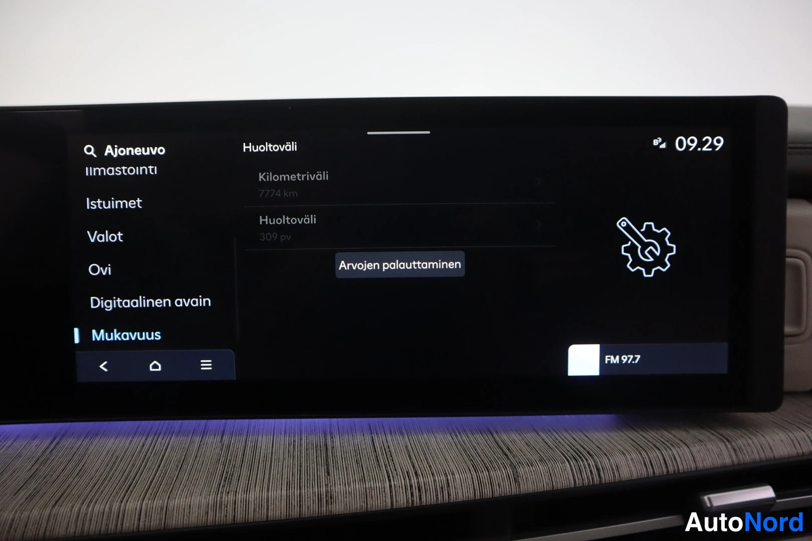 Yksityiskohta: Auton infotainment-näyttö näyttää suomenkielistä huoltoväli-valikkoa, jossa lukee kilometriväli 7 774 km ja huoltoväli 309 pv.
