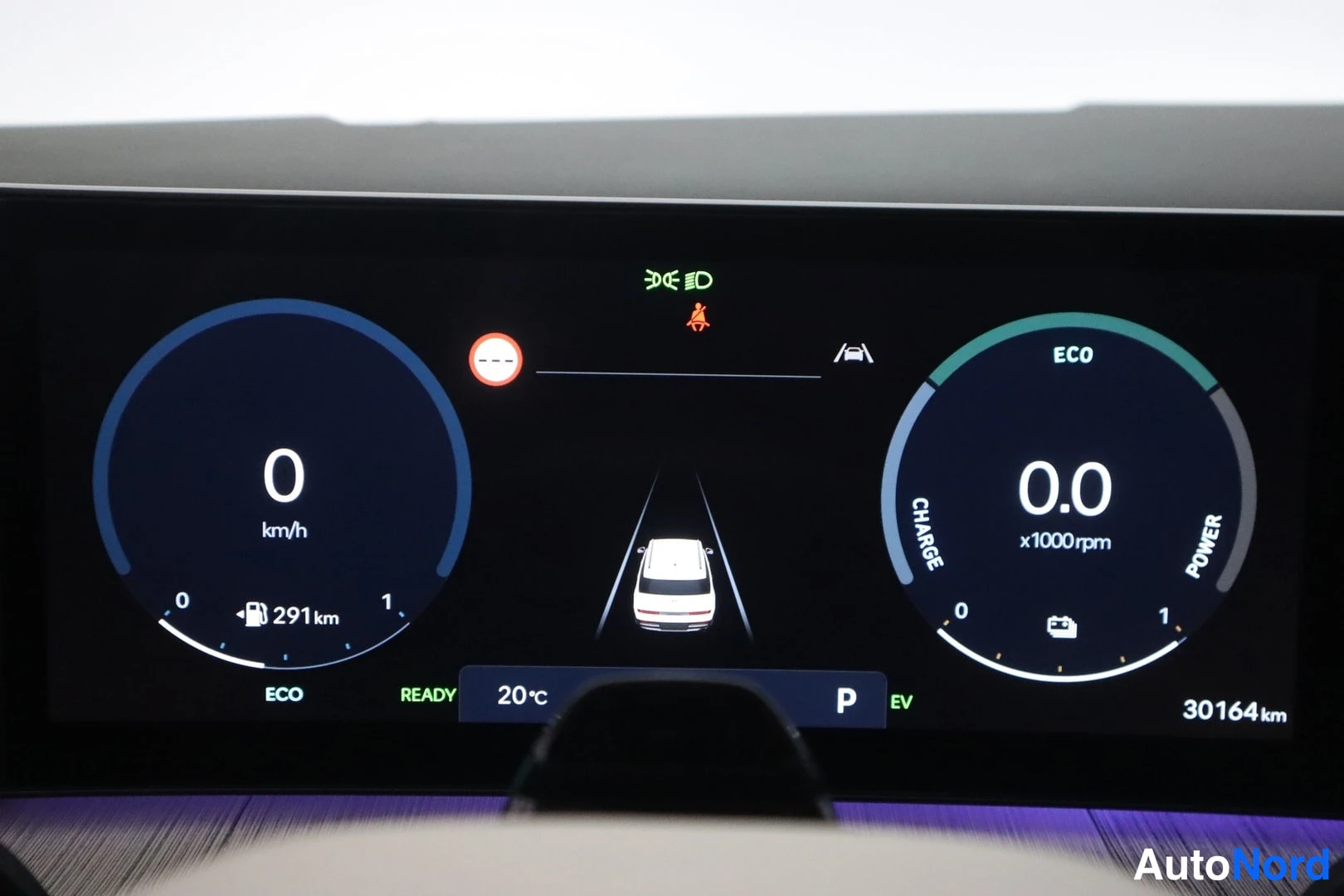 Muu: Mittariston digitaalinäyttö: nopeus 0 km/h, EC/CHARGE/POWER-mittari, ketsumatka 291 km, lukema 30164 km ja P-vaihde.