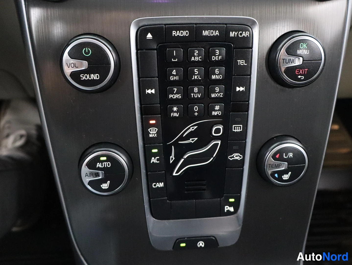 Muu: Keskikonsolen paneeli, jossa äänisäädint, numeronäppäimistö, RADIO/MEDIA/MY CAR -näppäimet, AC-, CAM- ja ilmastointinappulat.