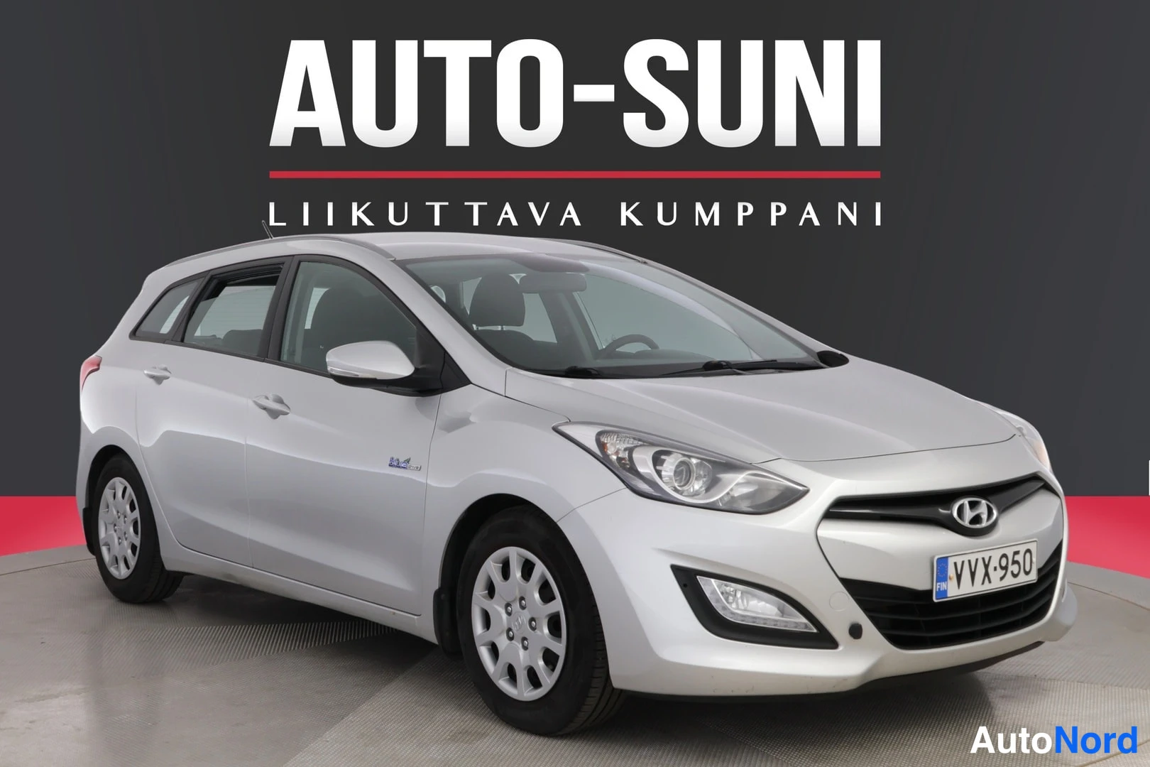 Etuviisto, nokka oikealle: Edessä oleva kolmen neljänneskuvakuva silver Hybrid-hybridimallista hatchback-autosta. Autossa on terassivalo, jolla näkyy Hyundai-tunnus. Takavalot ov
