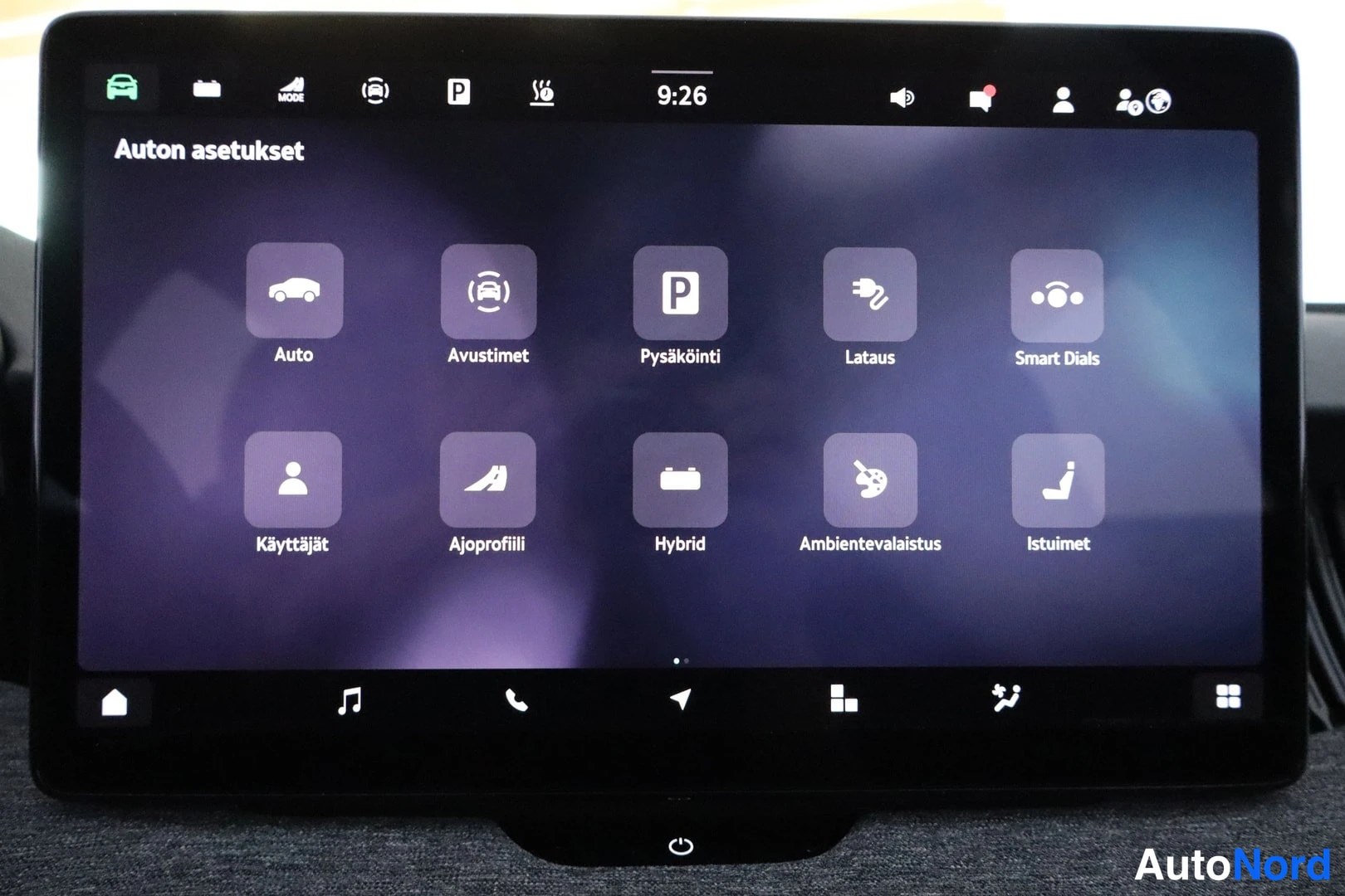 Ohjaamo: Infotainment screen displaying vehicle settings menu.