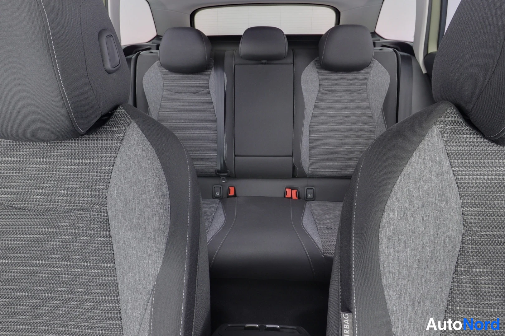 Takaistuimet: Takapenkkien läheinen kuva, jossa on kolme istuinta ja ISOFIX-tuet.