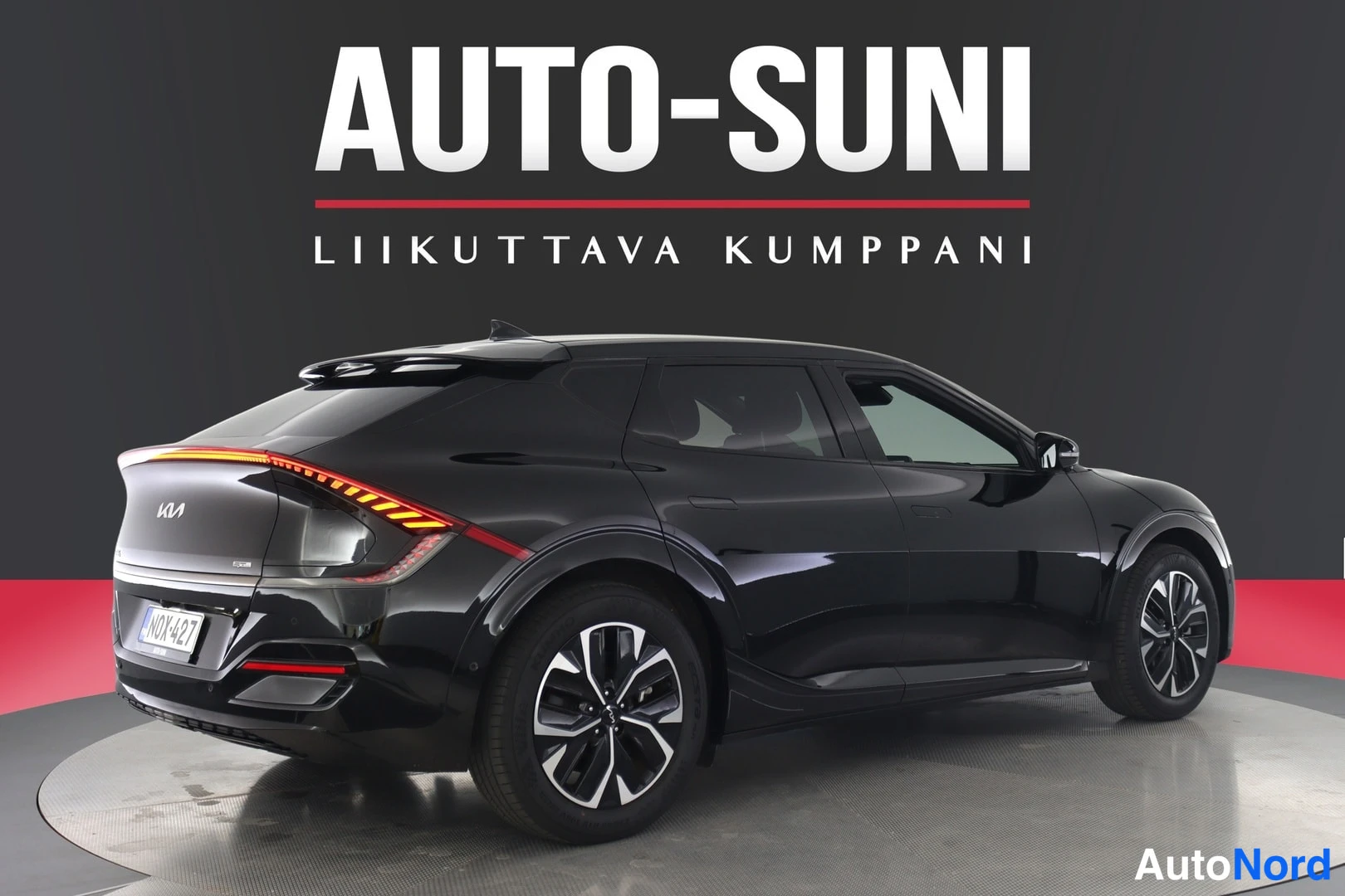 Takaviisto: Mustan Kia EV6:n takakulma vasemmalta, rekisterikilpi.