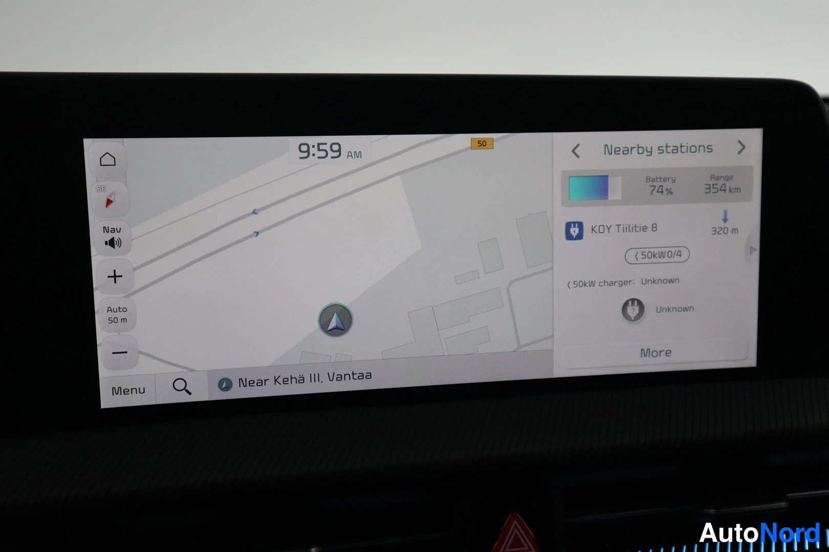 Muu: Auton infotainment-näyttö: kartta ja lähellä olevat latausasemat Vantaan Kehä III:n lähellä.