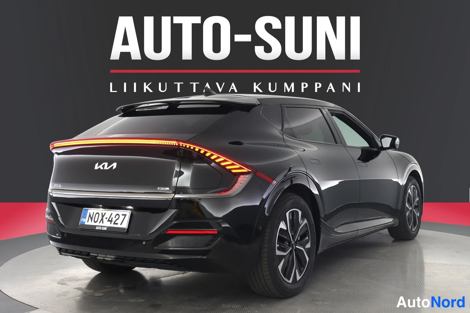 Takaviisto: Mustan Kia EV6:n takaosa lähempää vasemmalta, rekisterikilpi.