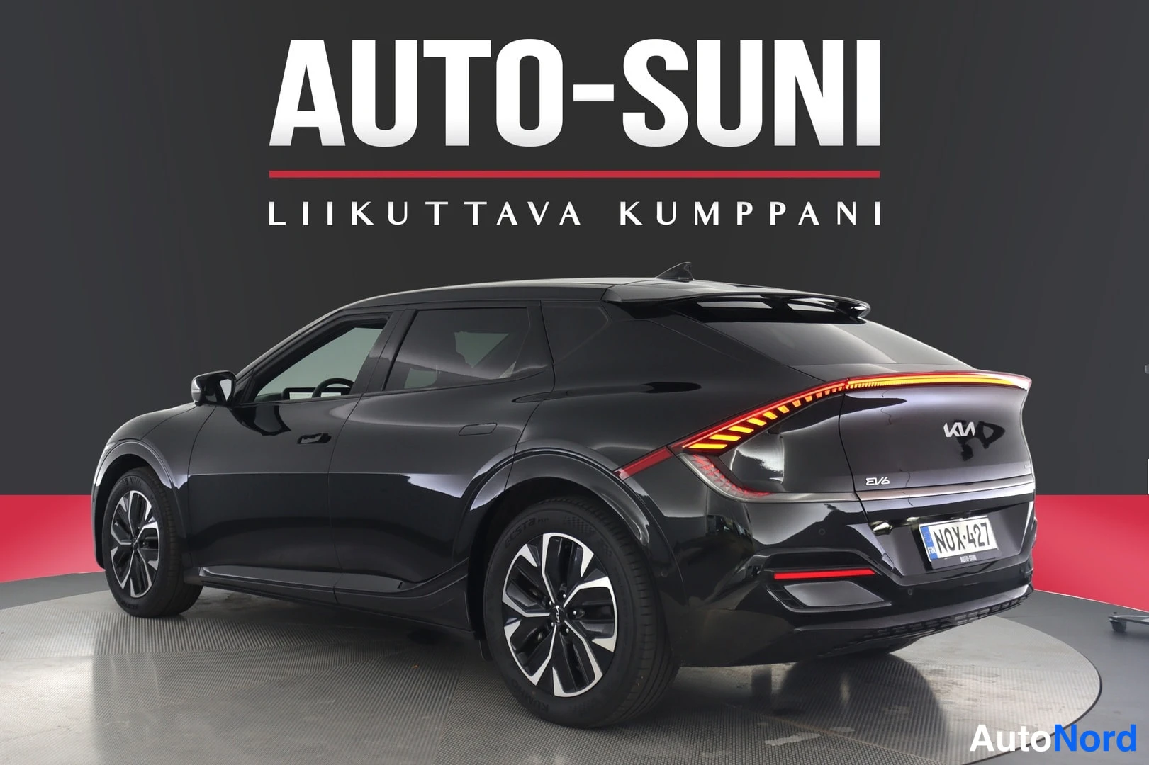 Takaviisto: Mustan Kia EV6:n takakulma oikealta, rekisterikilpi.