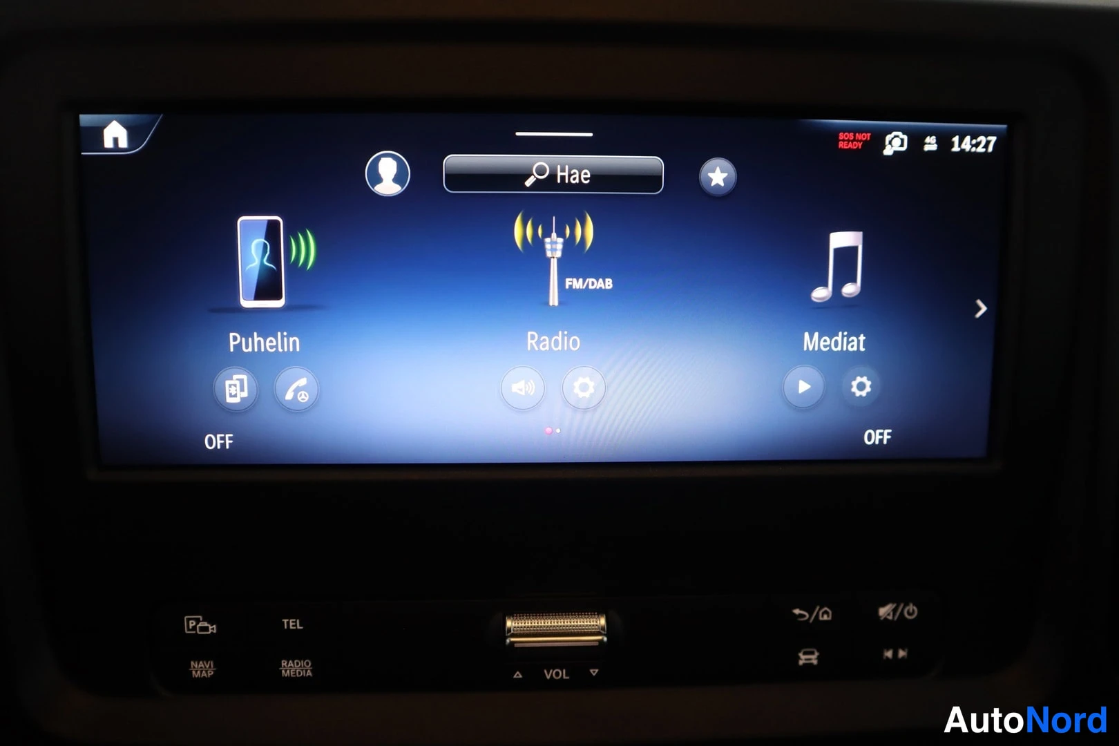 Edestä: Lähikuva Vito:n keskinäytöstä: Puhelin-, Radio FM/DAB- ja Mediat-valikot, haettu tila 'Hae' ja kellonaika 14:27; alla TEL-, NAVI.MAP- ja RADIO.MEDIA-napit.
