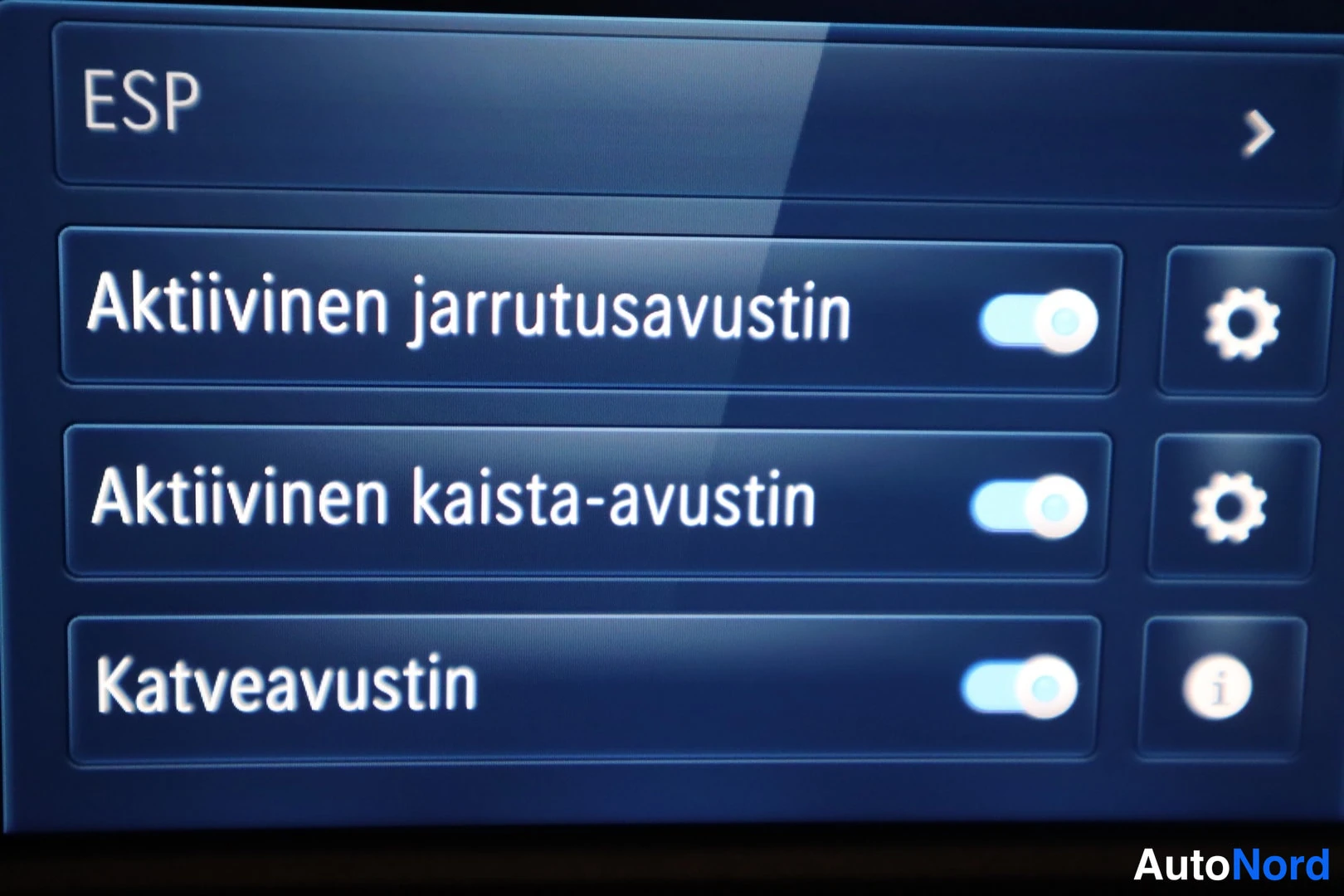 Muu: Ajoneuvon näytön asetusvalikko otsikolla ESP: Aktiivinen jarrutusavustin, Aktiivinen kaista-avustin ja Katveavustin ovat kaikki kytketty päälle liukukytkimistä.