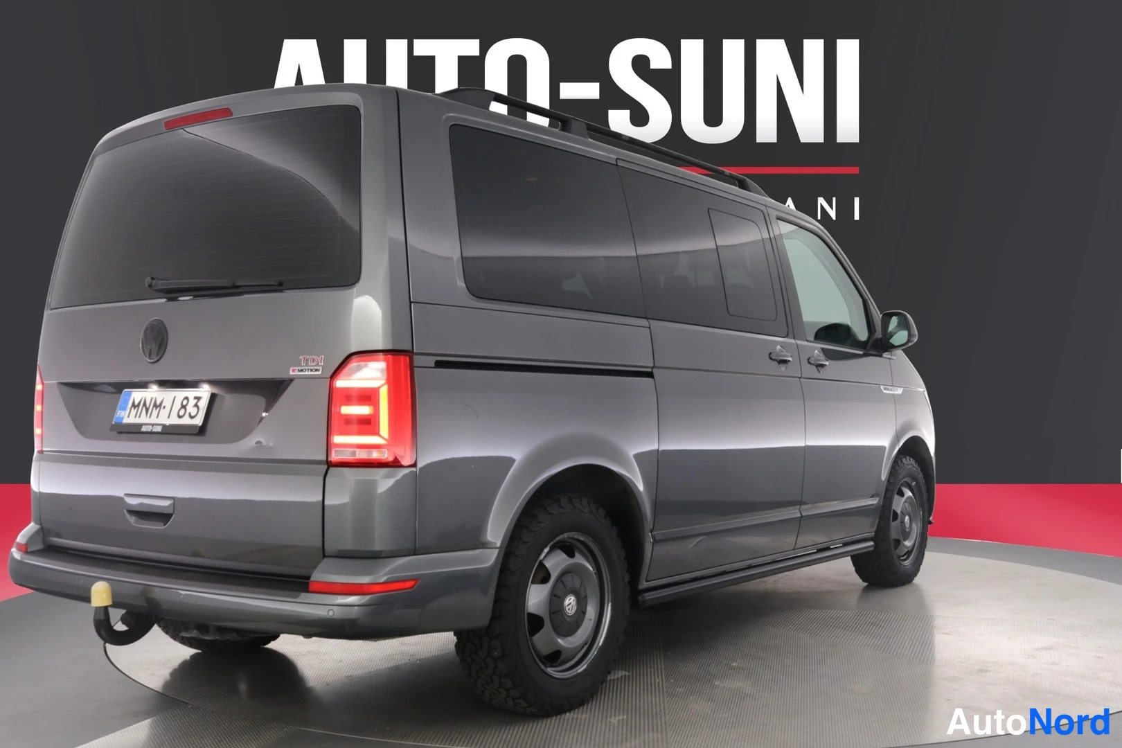 Takaviisto: Volkswagen Caravelle takaa ja kyljestä, tummanharmaa