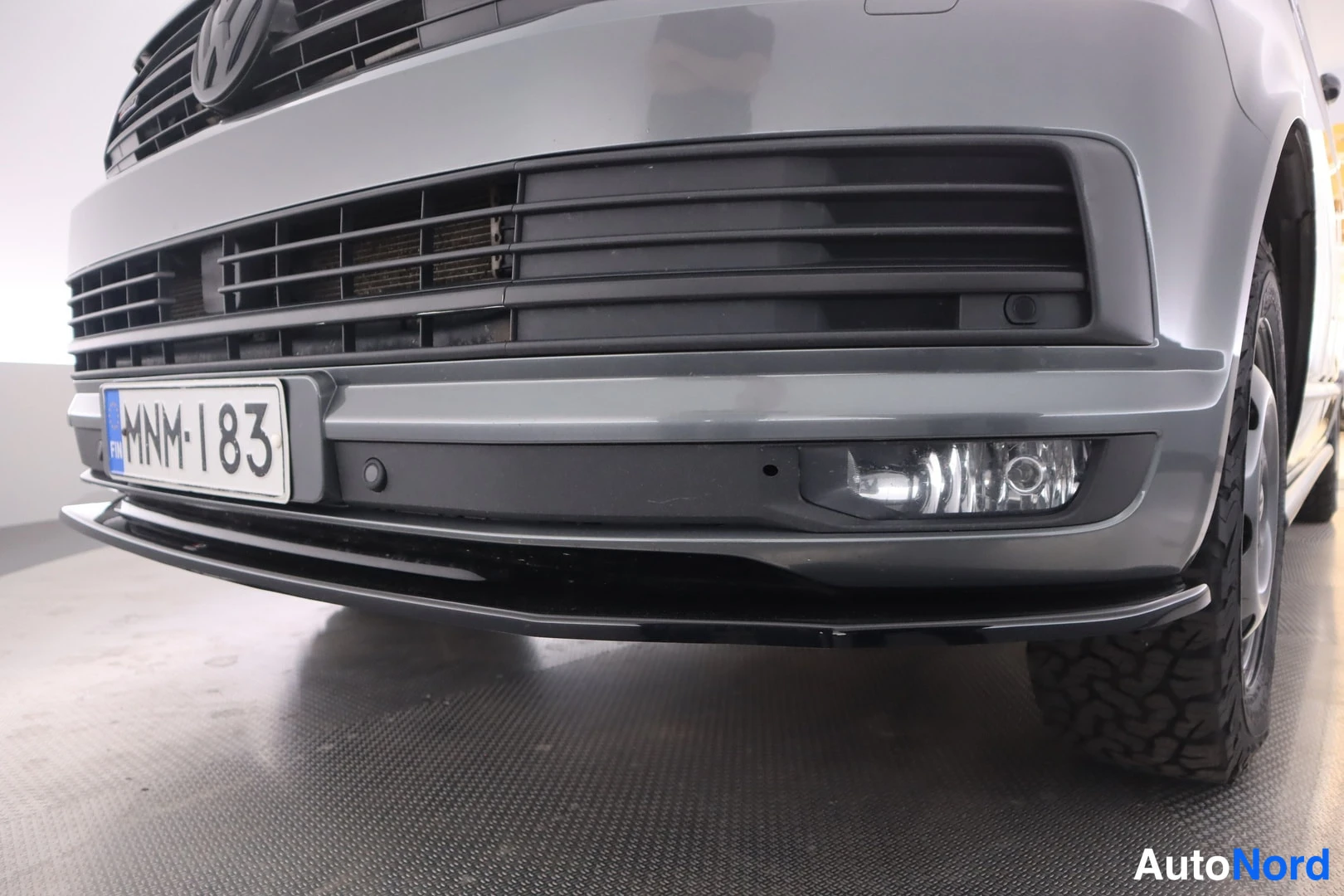 Edestä: Volkswagenin etupuskuri ja rekisterikilpi lähikuvassa.