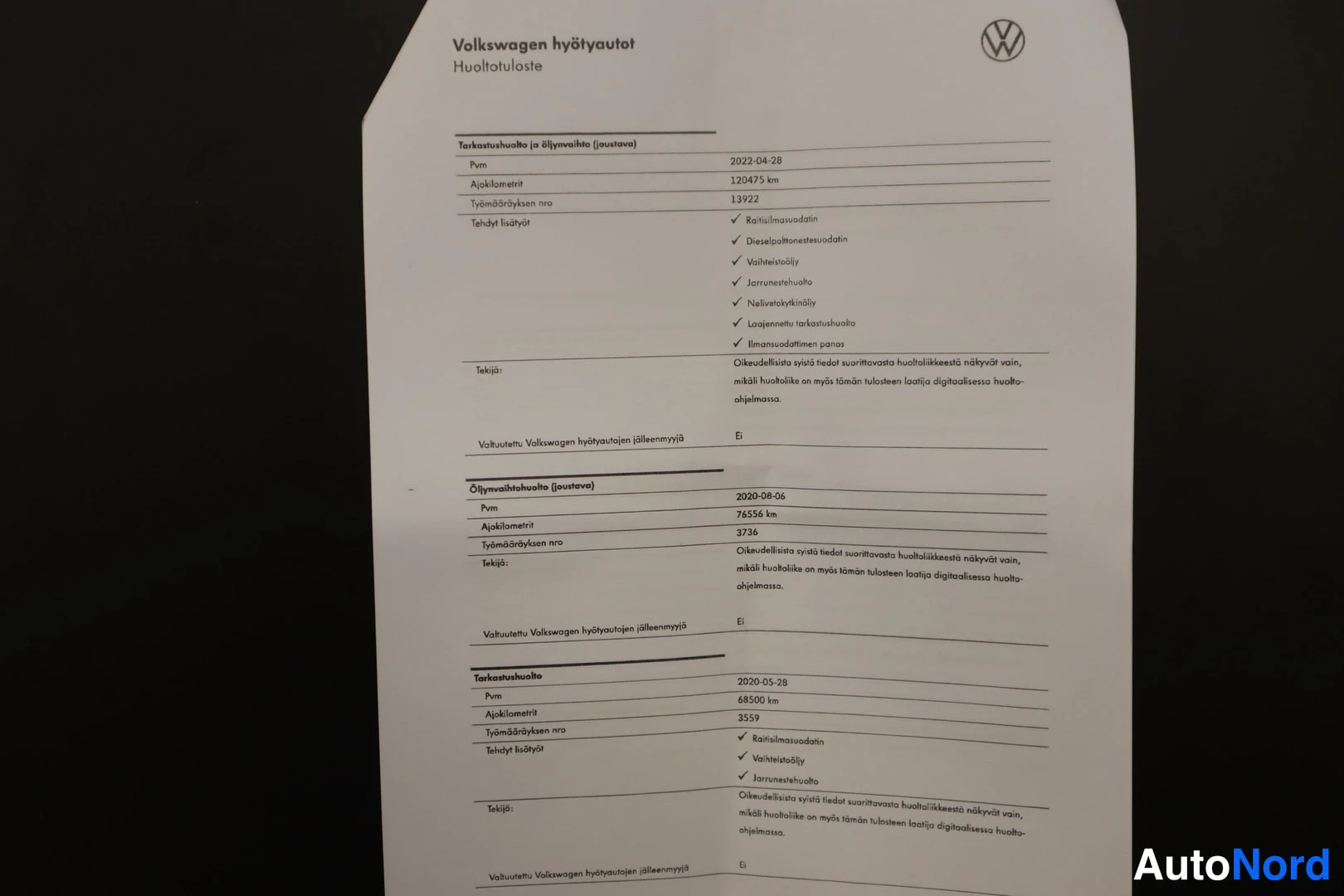 Yksityiskohta: Volkswagenin huoltotodistuksen jatkosivu, jossa on vuoden 2022 tarkastushuolto 120475 km:llä, vuoden 2020 öljynvaihto 79556 km:llä ja vuoden 2020 tarkastushuolt