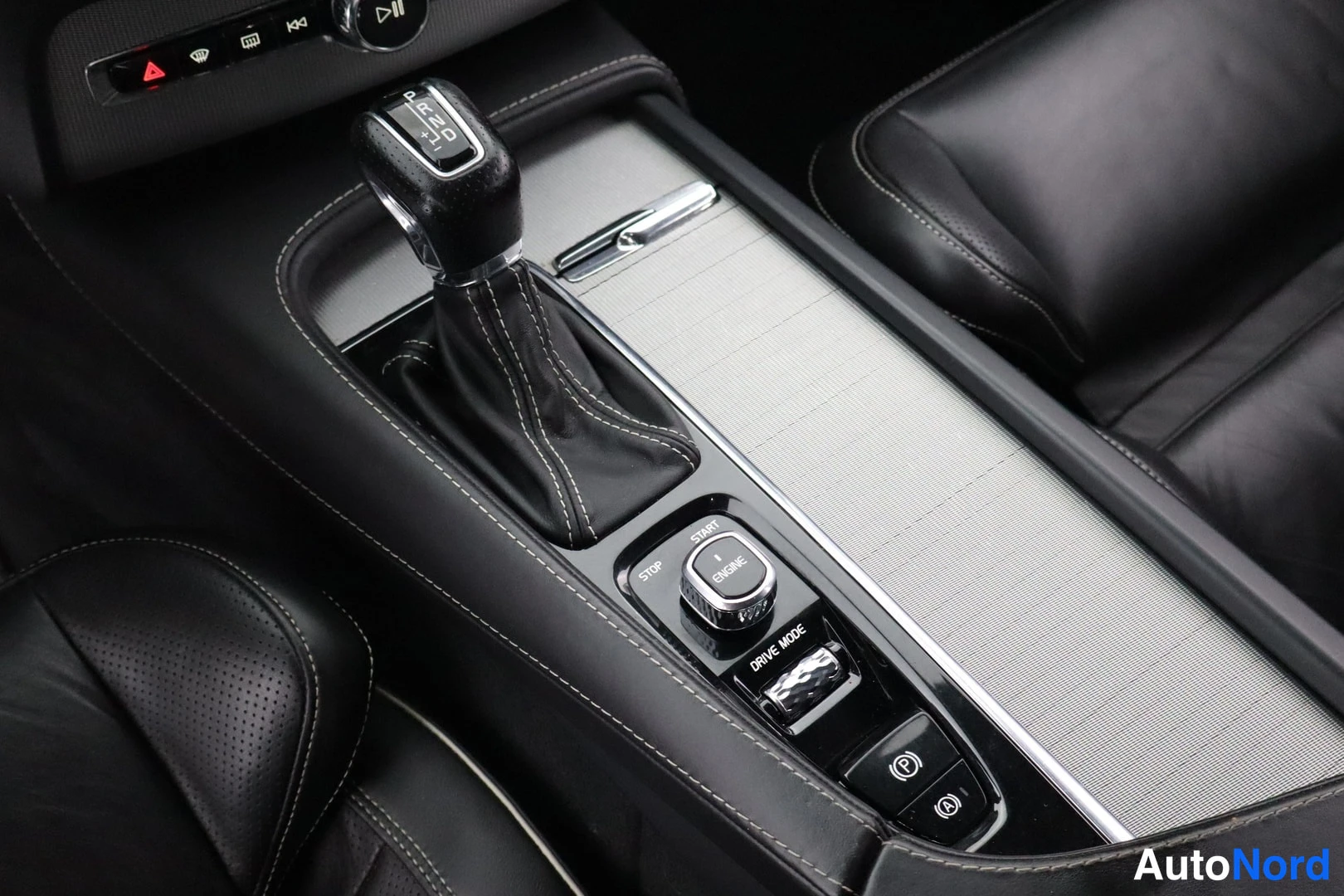 Muu: Vaihteenvalitsin ja keskikonsolin käynnistyspyörä (START/STOP ENGINE), DRIVE MODE -nuppi ja vaihteen P R N D.