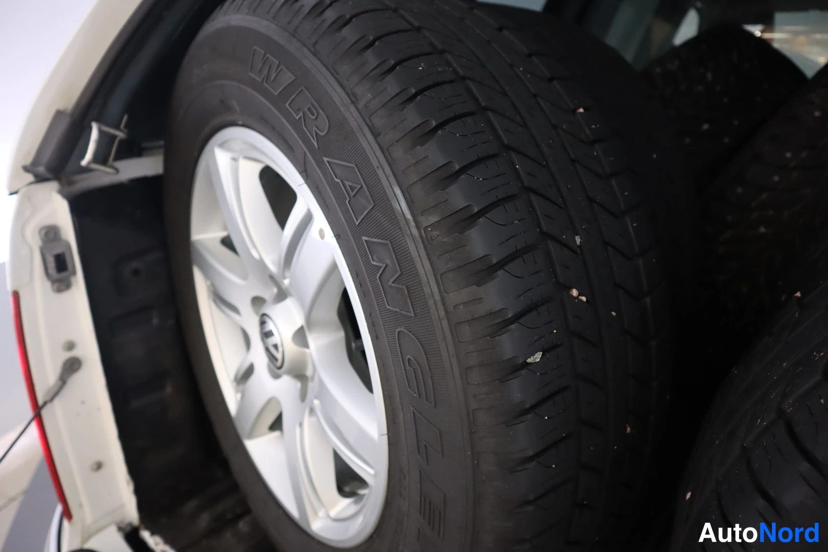 Yksityiskohta: Lähikuva vararenkaasta: Goodyear Wrangler -rengas hopeisella VW-alumiinivanteella.