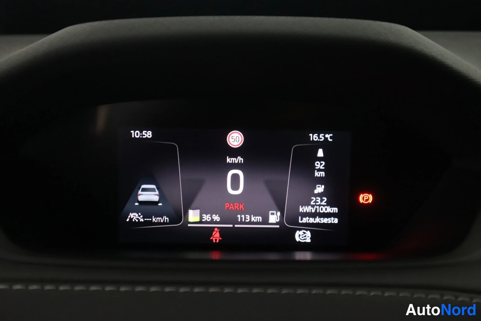 Muu: Digitaalinen mittaristo näyttää ajan 10:58, lämpötilan 16,5 °C, akun latauksen 36 %, toimintamatkan 113 km, 92 km ja kulutuksen 23,2 kWh/100 km.
