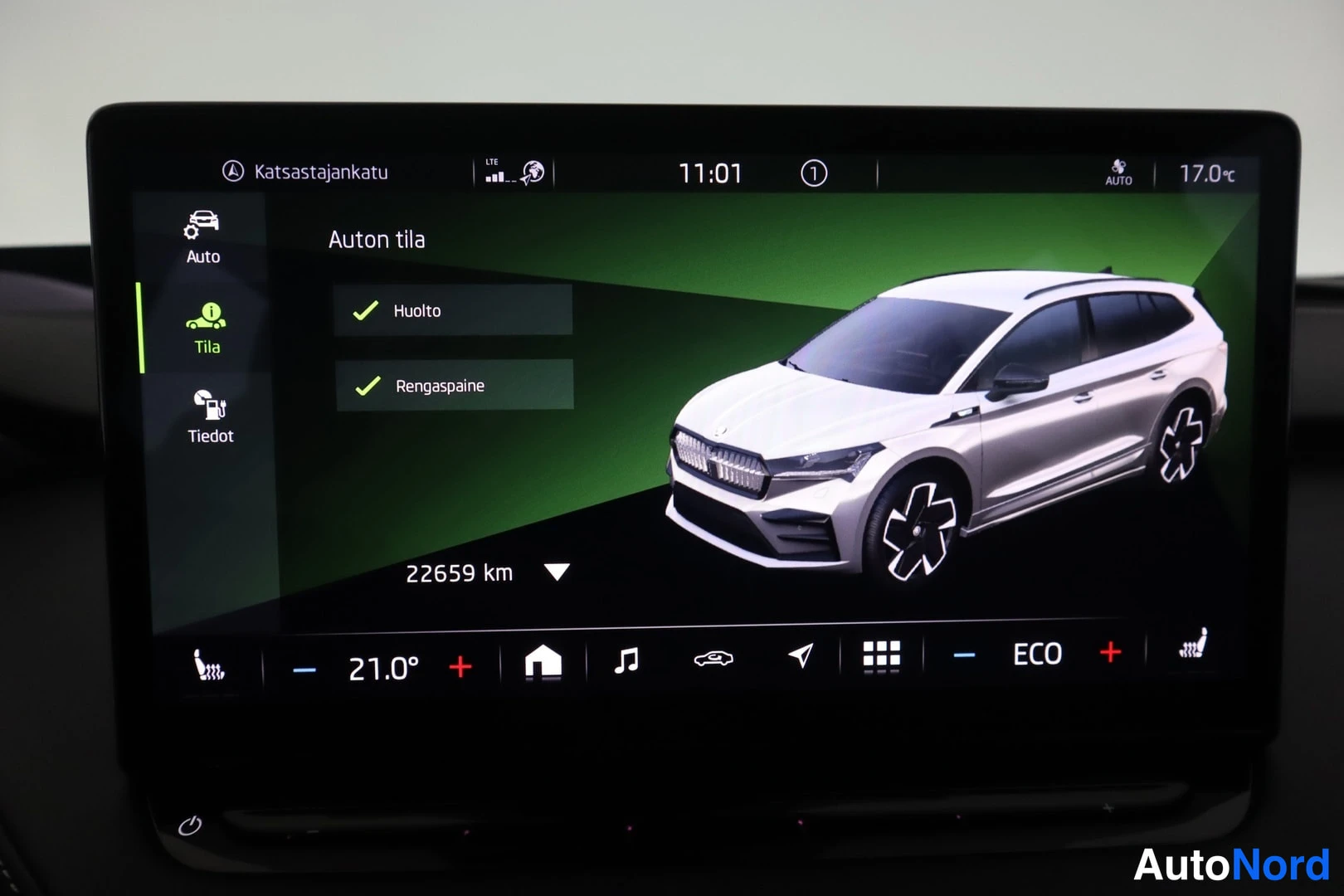 Muu: Auton infotainment-näytön Ajoneuvo-tila -näkymä, jossa näkyy huollon ja renkaiden paineen tila vihreinä valittuina, matkamittari 22659 km sekä kuva valkoisesta