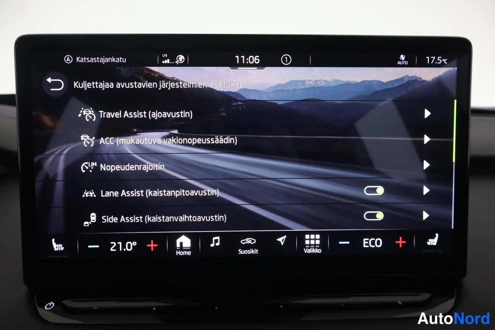 Muu: Infotainment-näytöllä kuljettajaa avustavien järjestelmien asetukset: Travel Assist, ACC (mukautuva vakionopeussäädin), Nopeudenrajoitin, Lane Assist ja Side As
