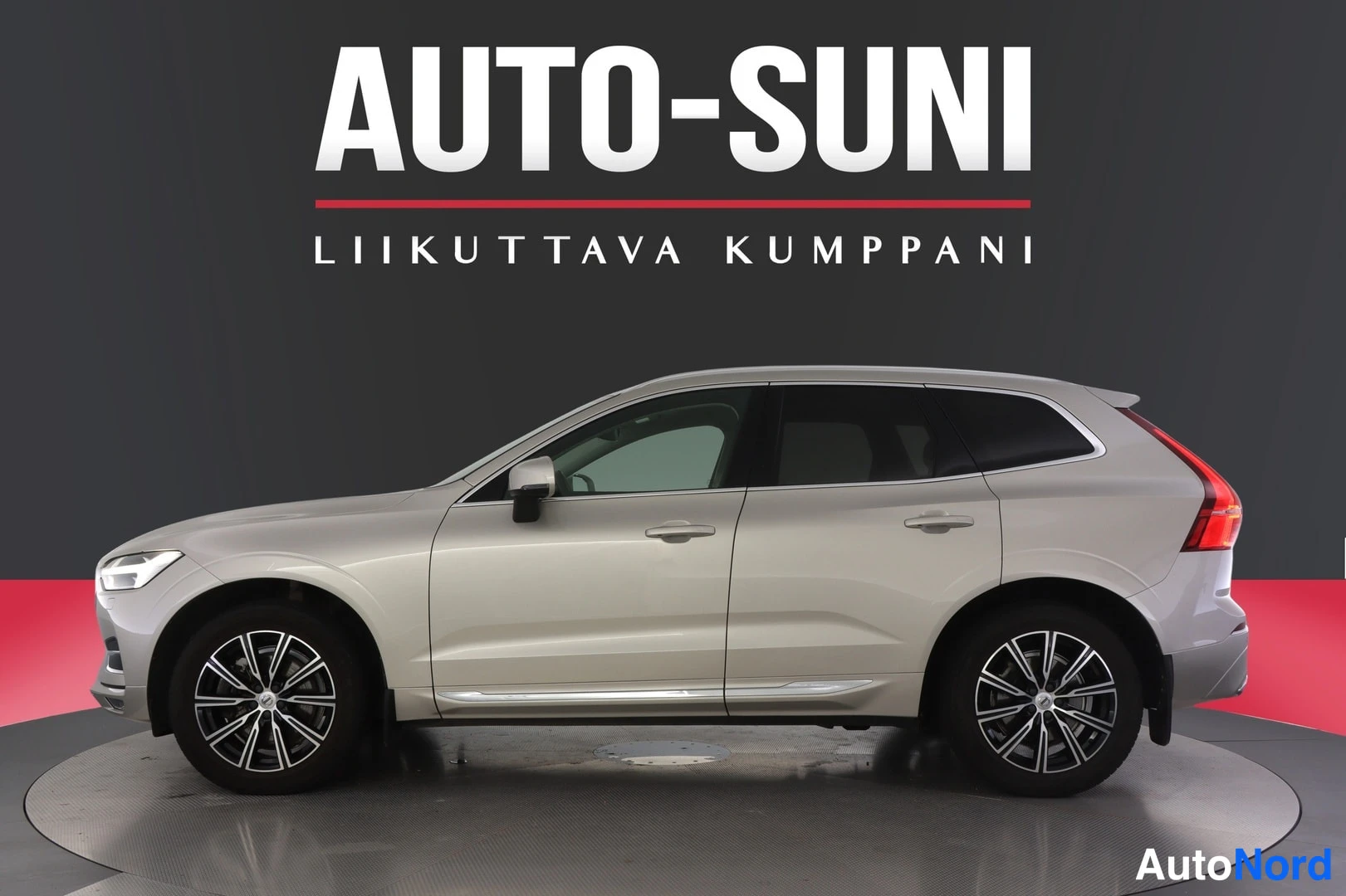 Sivulta: Kuvassa on valkoinen auto. Autoa vasten lukee AUTO-SUNI LIIKUTTAVA KUMPPANI.