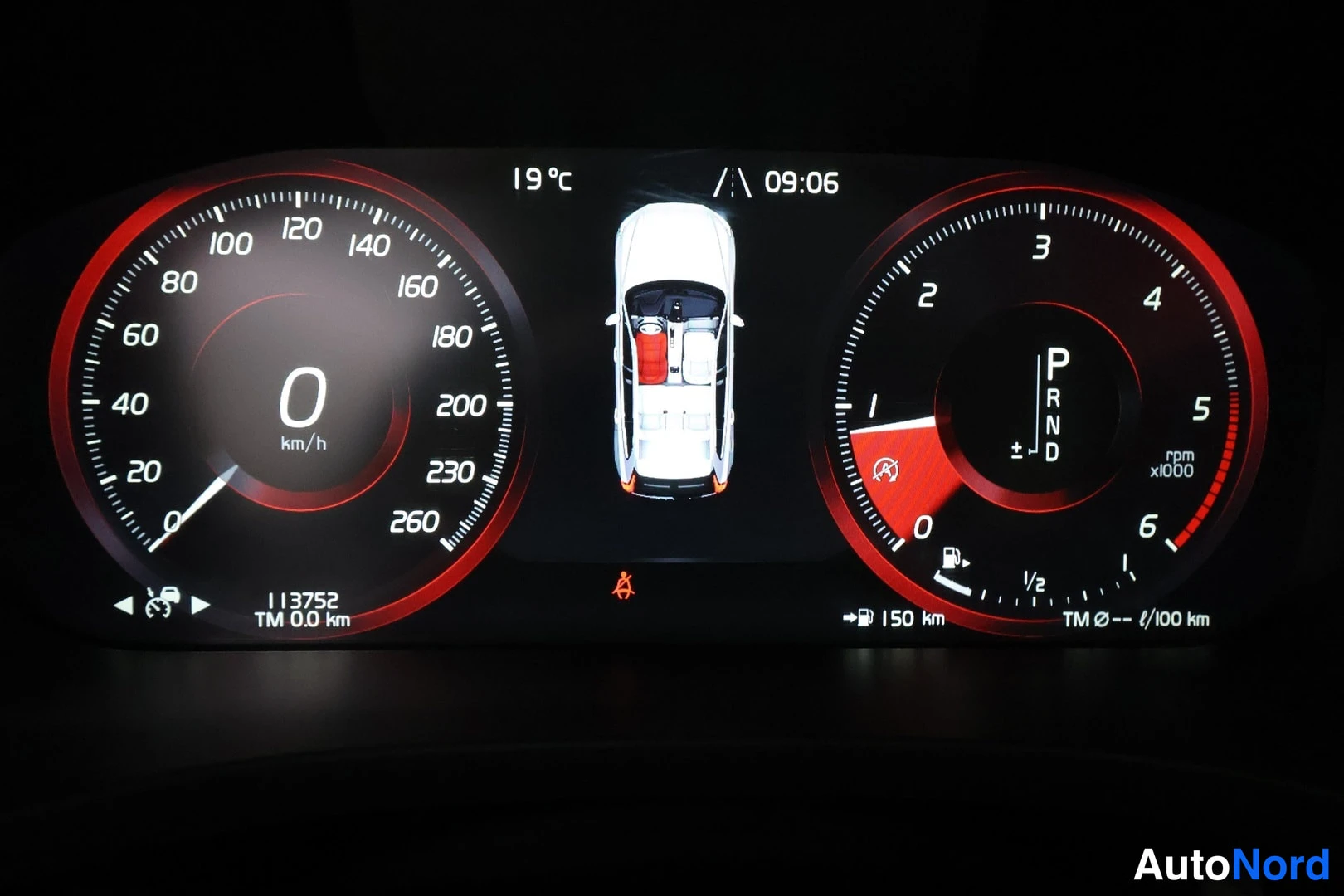 Muu: Digitaalinen mittaristo punaisilla asteikoilla: nopeus 0 km/h, vaihde P, matkamittari 113752 km, polttoaineen riittävyys 150 km, ulkolämpötila 19 °C ja kello 09