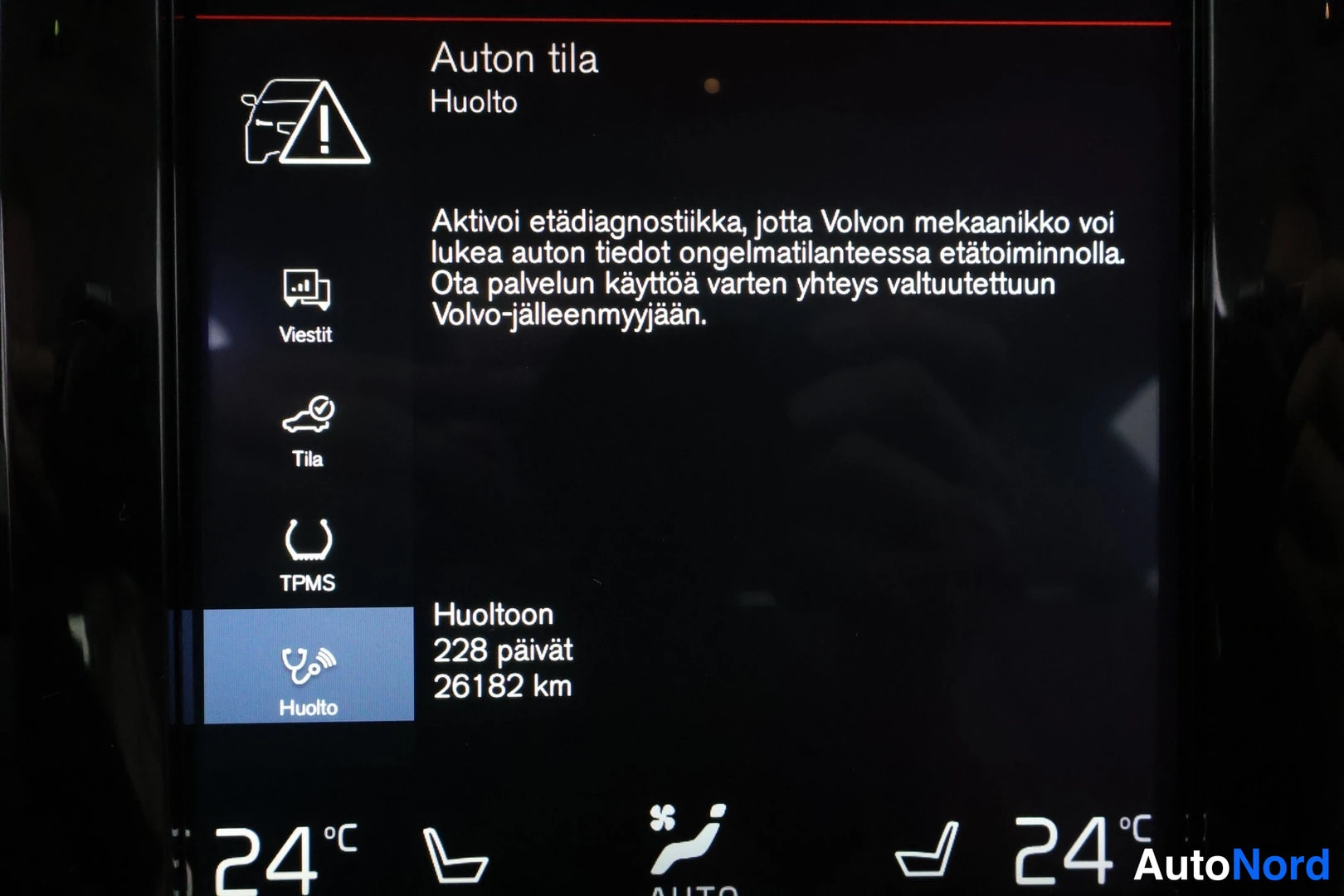 Muu: Ohjaamon näytön 'Auton tila' -sivu: huolto-osio kertoo huoltoon olevan 228 päivää ja 26182 km, ja sivulla ohje etädiagnostiikan aktivoinnista Volvon mekaanikkoa