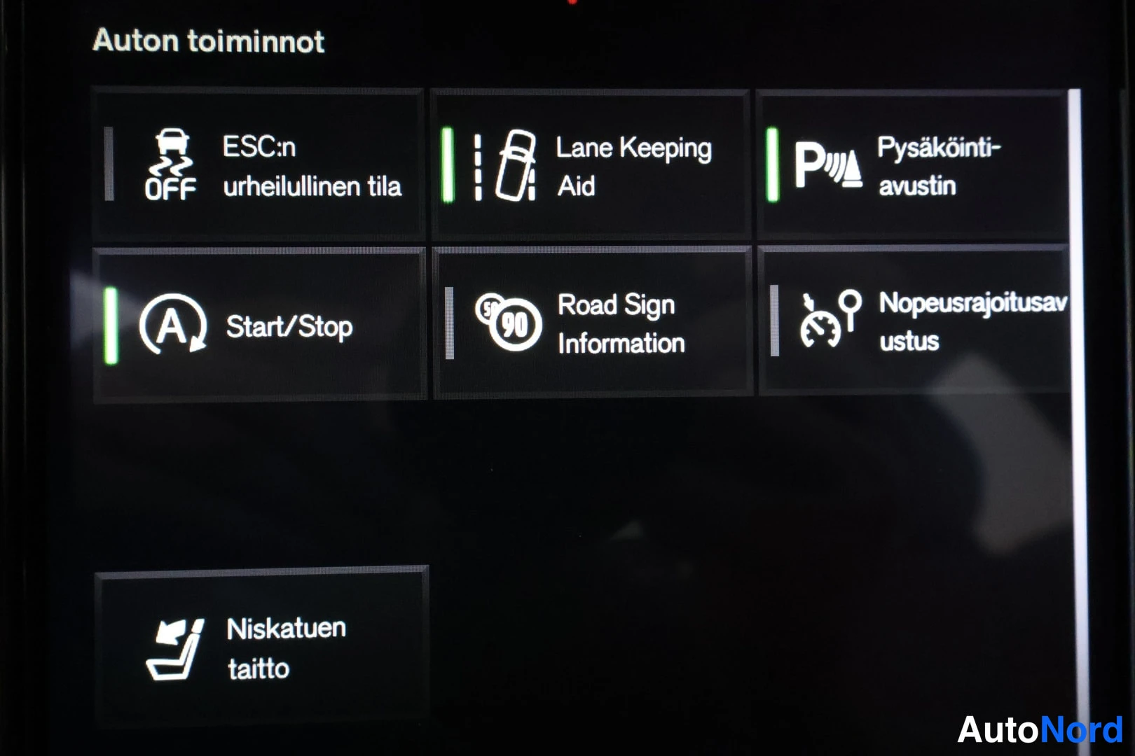 Muu: Näytön 'Auton toiminnot' -valikko, jossa kohteet: ESC:n urheillullinen tila (OFF), Lane Keeping Aid, pysäköintiavustin, Start/Stop, Road Sign Information, nopeu
