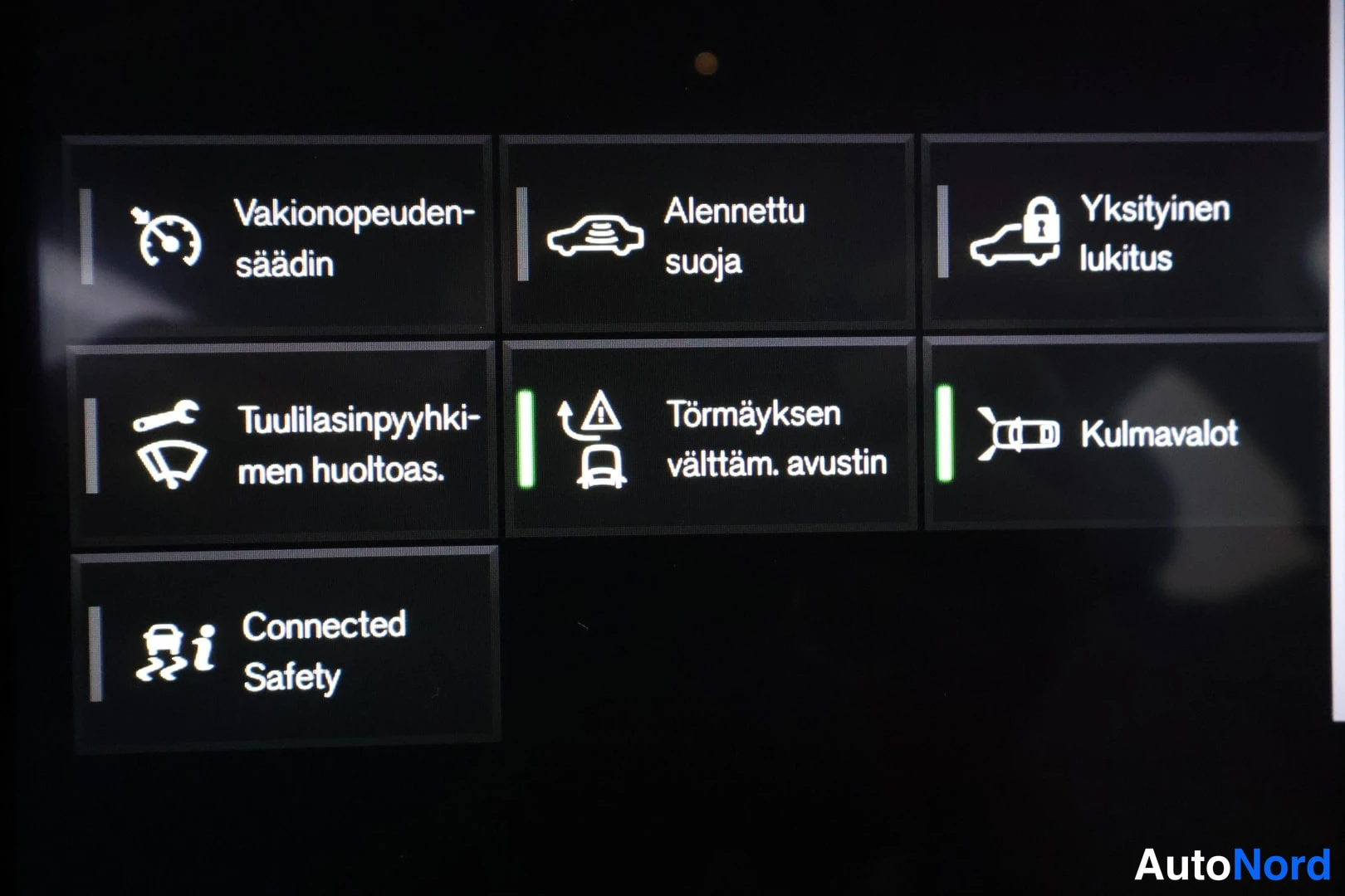 Yksityiskohta: Autoon kytkettyjen järjestelmien tilanäyttö suomeksi: vakionopeudensäädin, alennettu suoja, yksityinen lukitus, tuulilasinpyyhkinten huoltoasento, törmäyksen vä