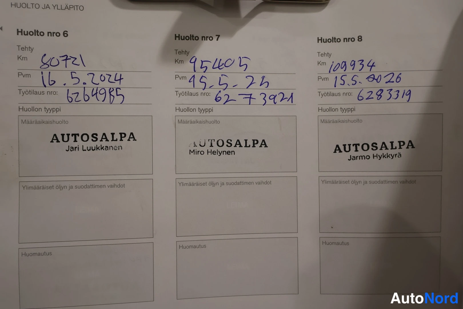 Yksityiskohta: Huoltokirjan sivu huolloista 6–8, käsin kirjoitetuilla huoltotiedoilla.