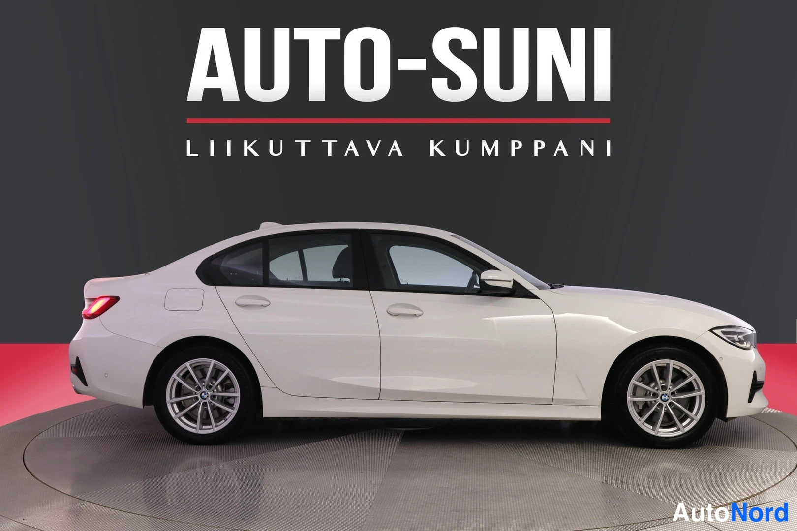 Sivulta: BMW:n etupaneeli kylkiview