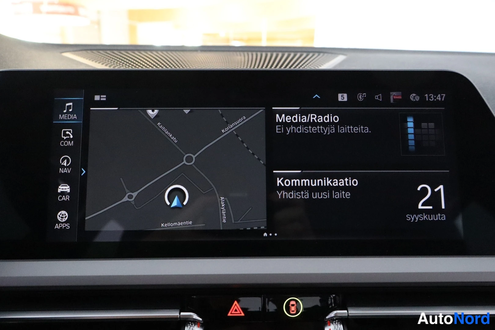 Yksityiskohta: Infotainment screen showing navigation map and media/radio menu