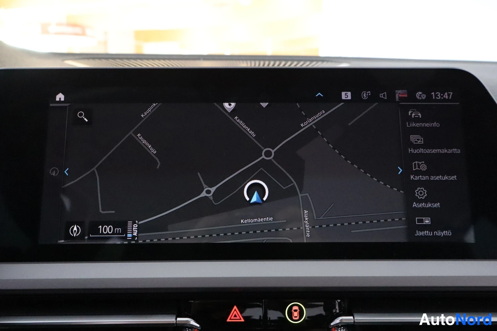 Yksityiskohta: Infotainment screen showing a detailed navigation map with route guidance