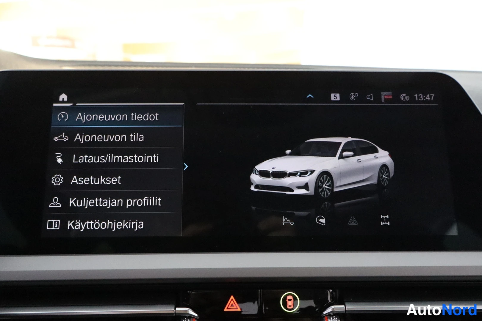 Yksityiskohta: Ajoneuvon tiedot -valikko näytöllä, jolla valkoinen BMW-sedan 3D-kuvana