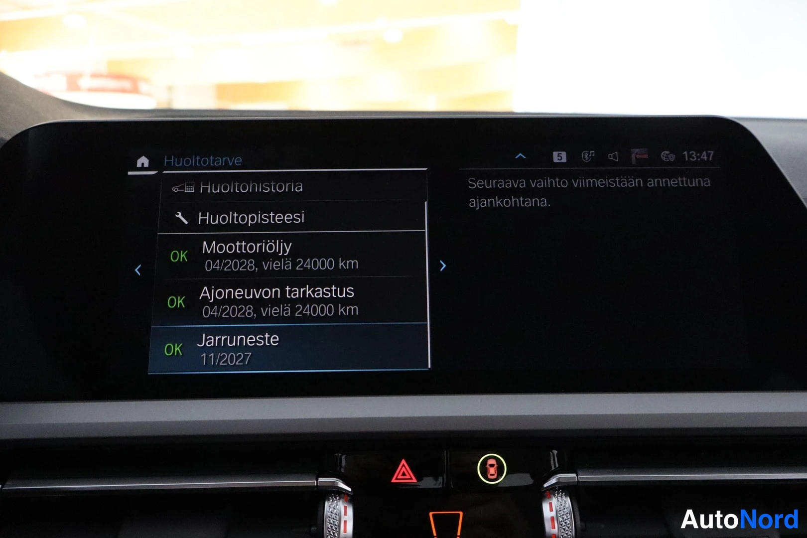 Yksityiskohta: Auton infotainment-näyttö näyttää huoltotarpeen: moottoriöljy, ajoneuvon tarkastus ja jarruneste meritty OK-tilaan.