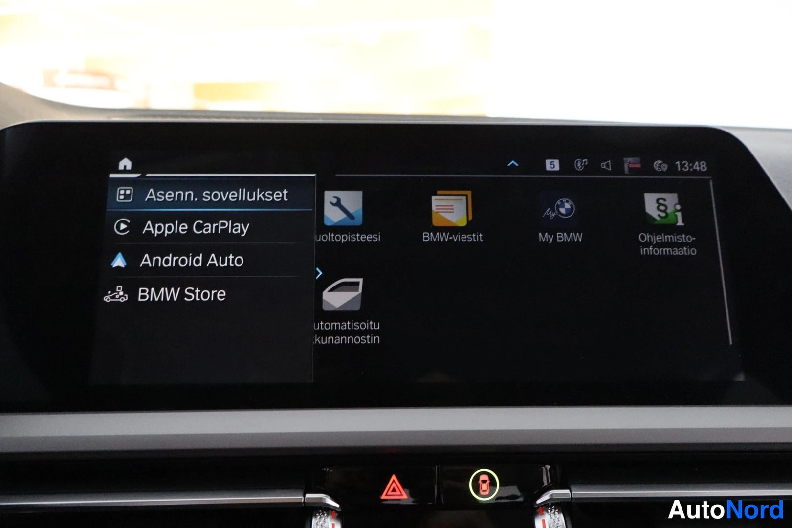 Yksityiskohta: BMW:n näyttö näyttää asennettavien sovellusten valikon: Apple CarPlay, Android Auto ja BMW Store.