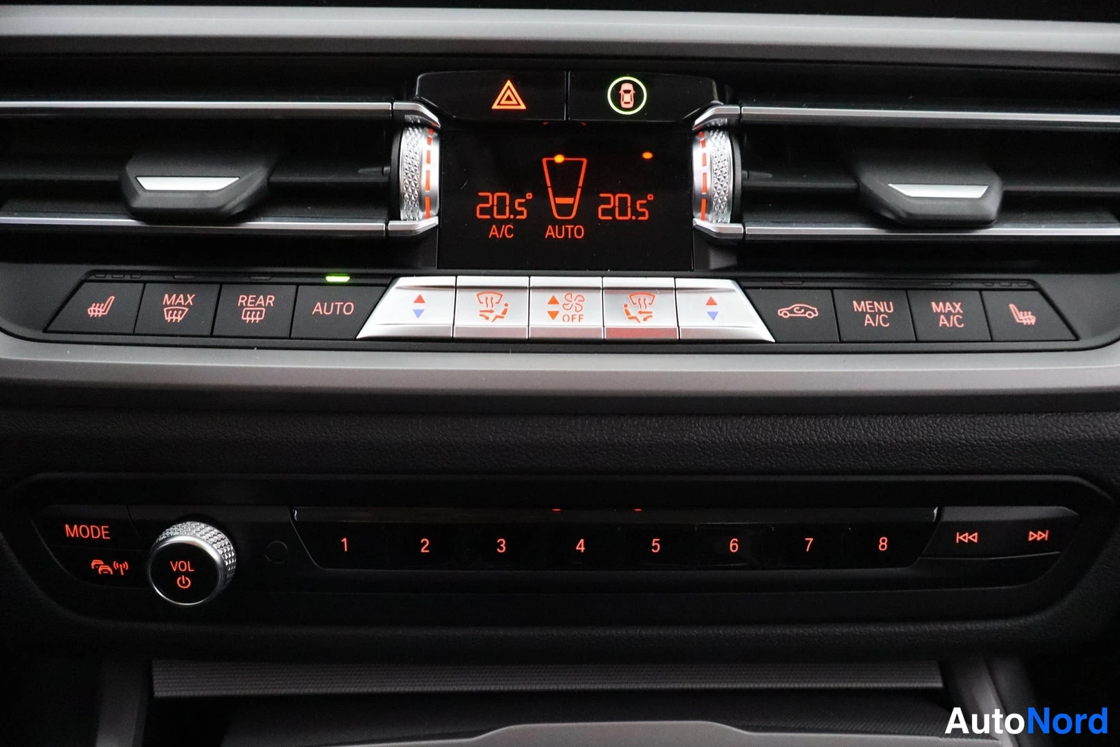 Yksityiskohta: Lähikuva ilmastointipaneelista: A/C ja AUTO -tila 20,5 asteessa, lämmitys- ja MAX A/C-näppäimet.
